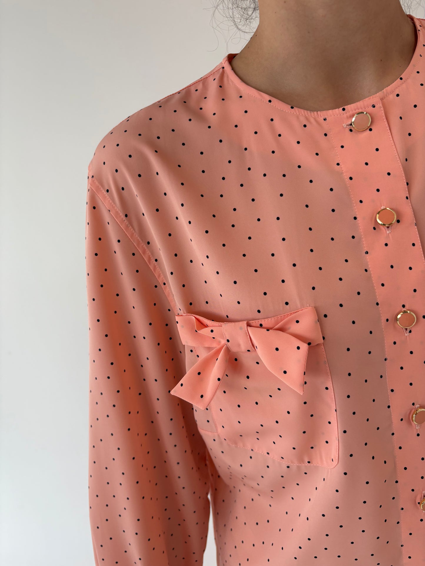 Cămașa vintage salmon pink cu funde și buline