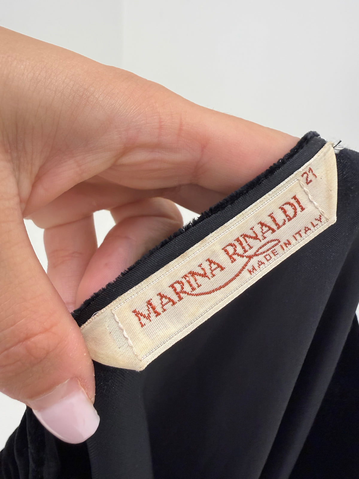 Rochie neagră de brand luxury Marina Rinaldi din catifea prețioasă mix de mătase naturală