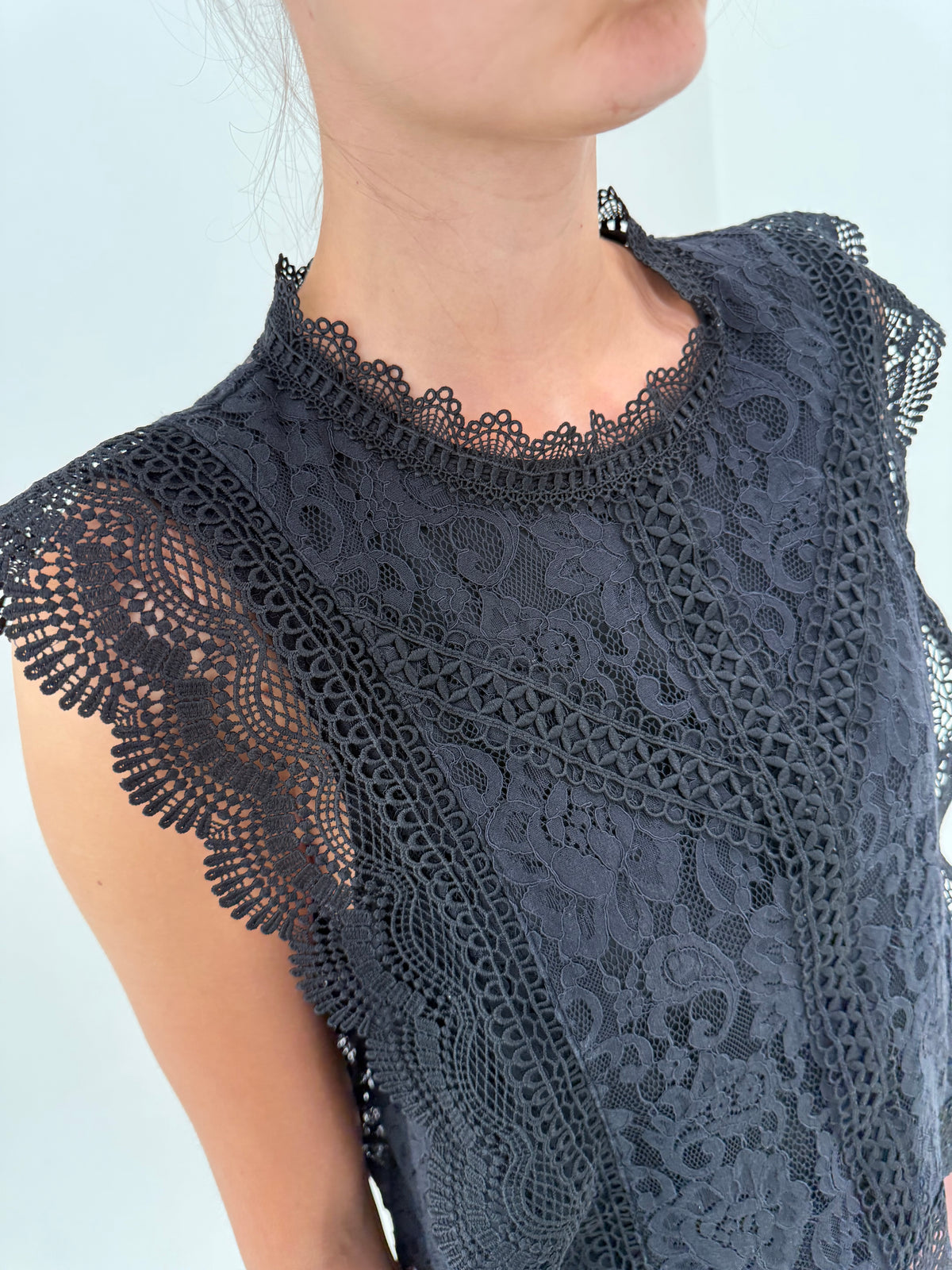 Top negru din dantelă macrame și chantily cu umeri ușor accentuați