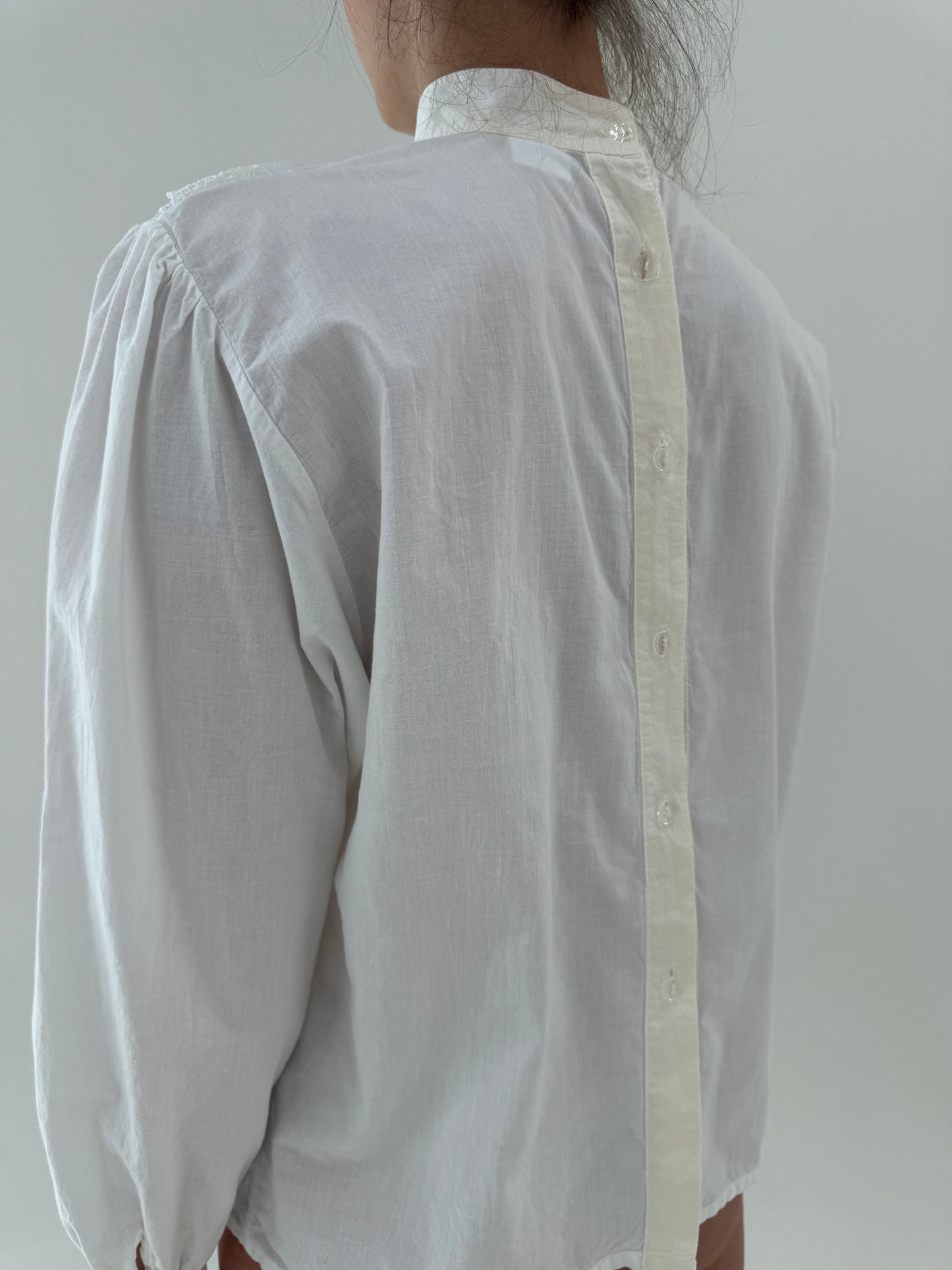 Cămașa vintage cu volane și broderie anglaise