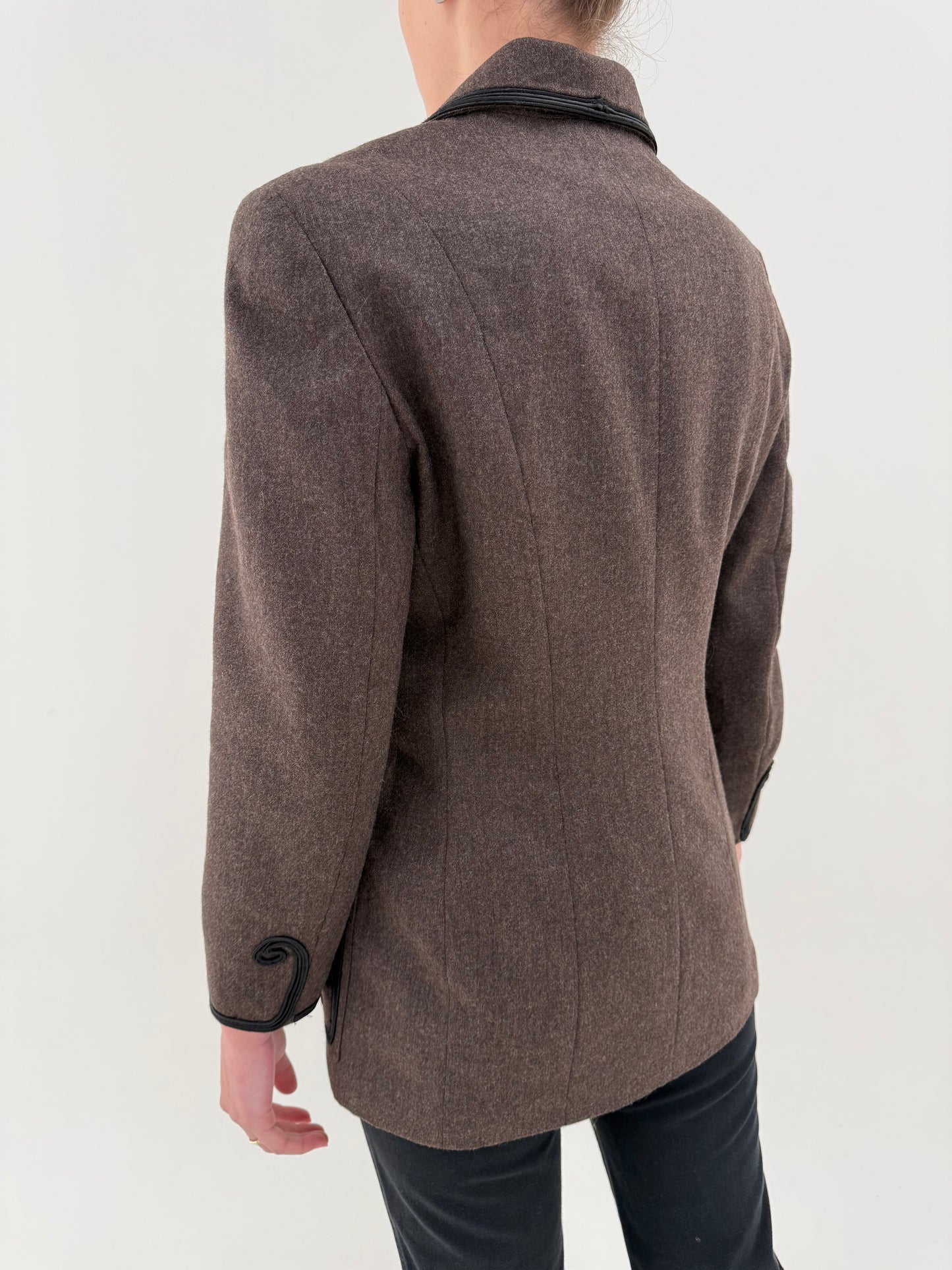 Sacou Fendi cambrat cu aplicații 3D taupe brown