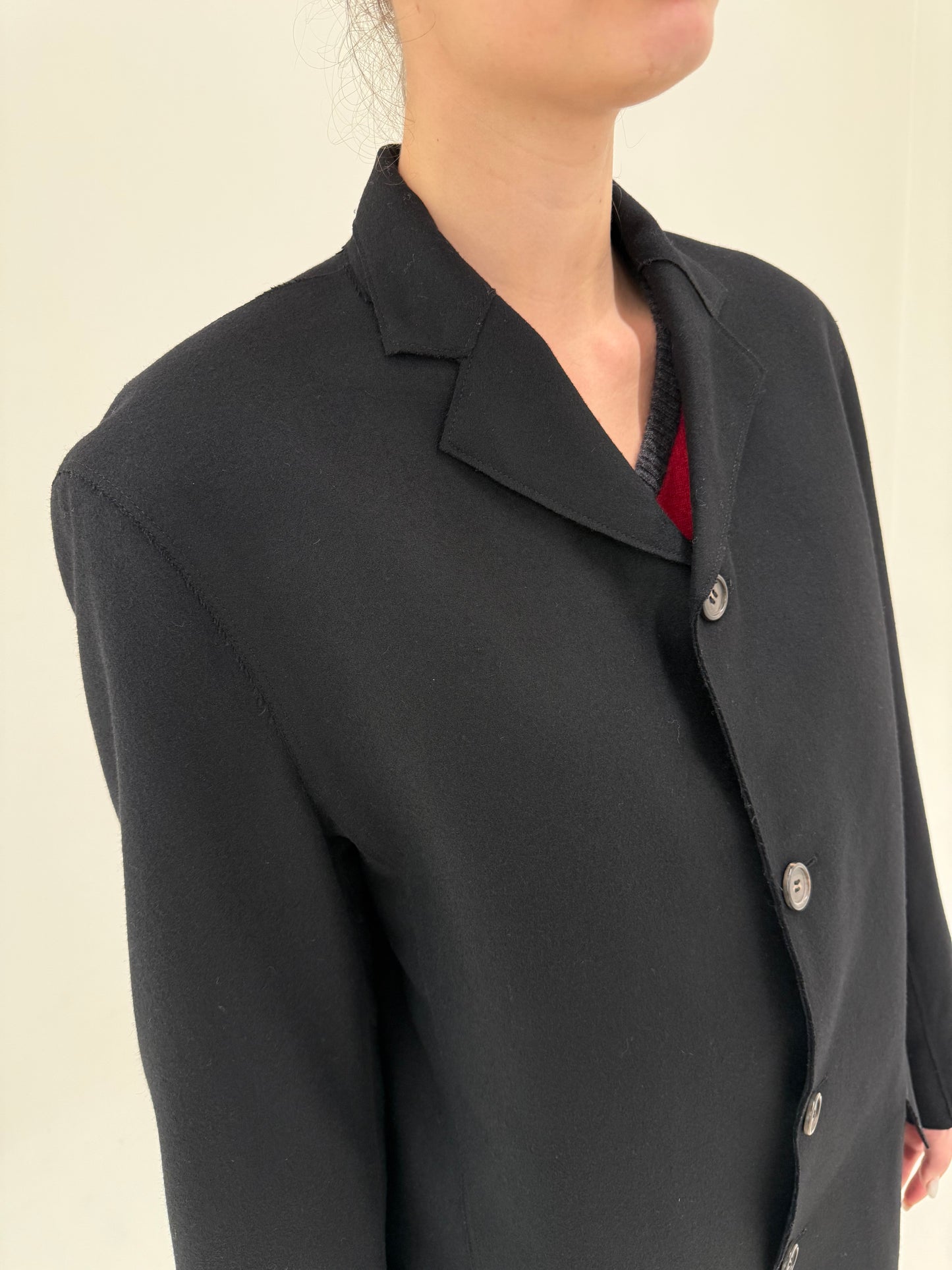 Sacou negru Hugo Boss în croi actual cu influențe deconstruite