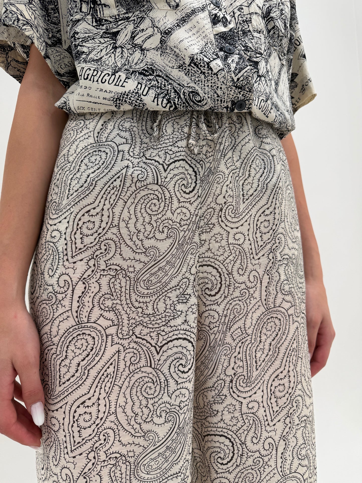 Pantaloni palazzo cu print paisley warm gray din in