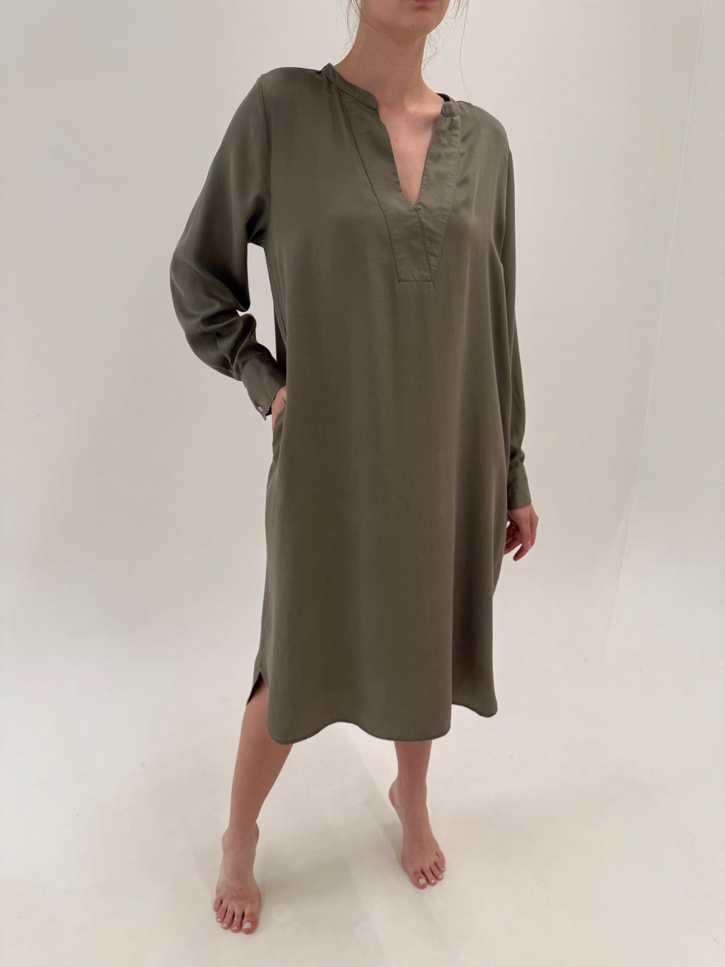 Rochie kaki de vară de brand premium în croi lejer cu buzunare