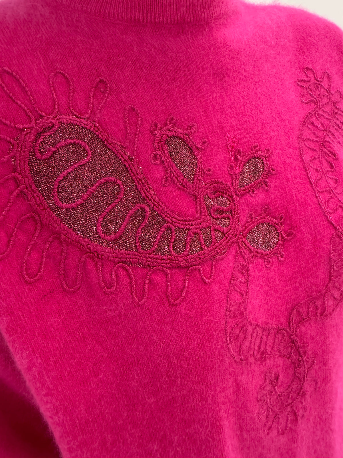 Pulover vintage fucsia italian cu broderie din lana extrafina și Angora