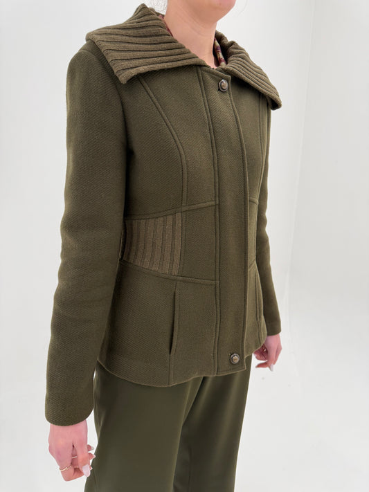 Jacheta mai italiană în stil business casual și croi cambrat din lana extrafina