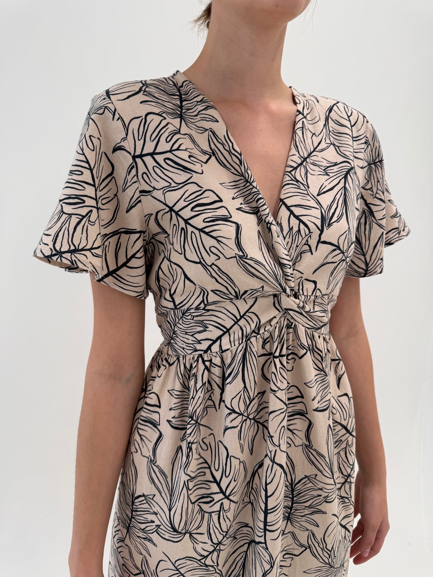 Rochie maxi nude din pânză de in și vascoza cu buzunare și print organic