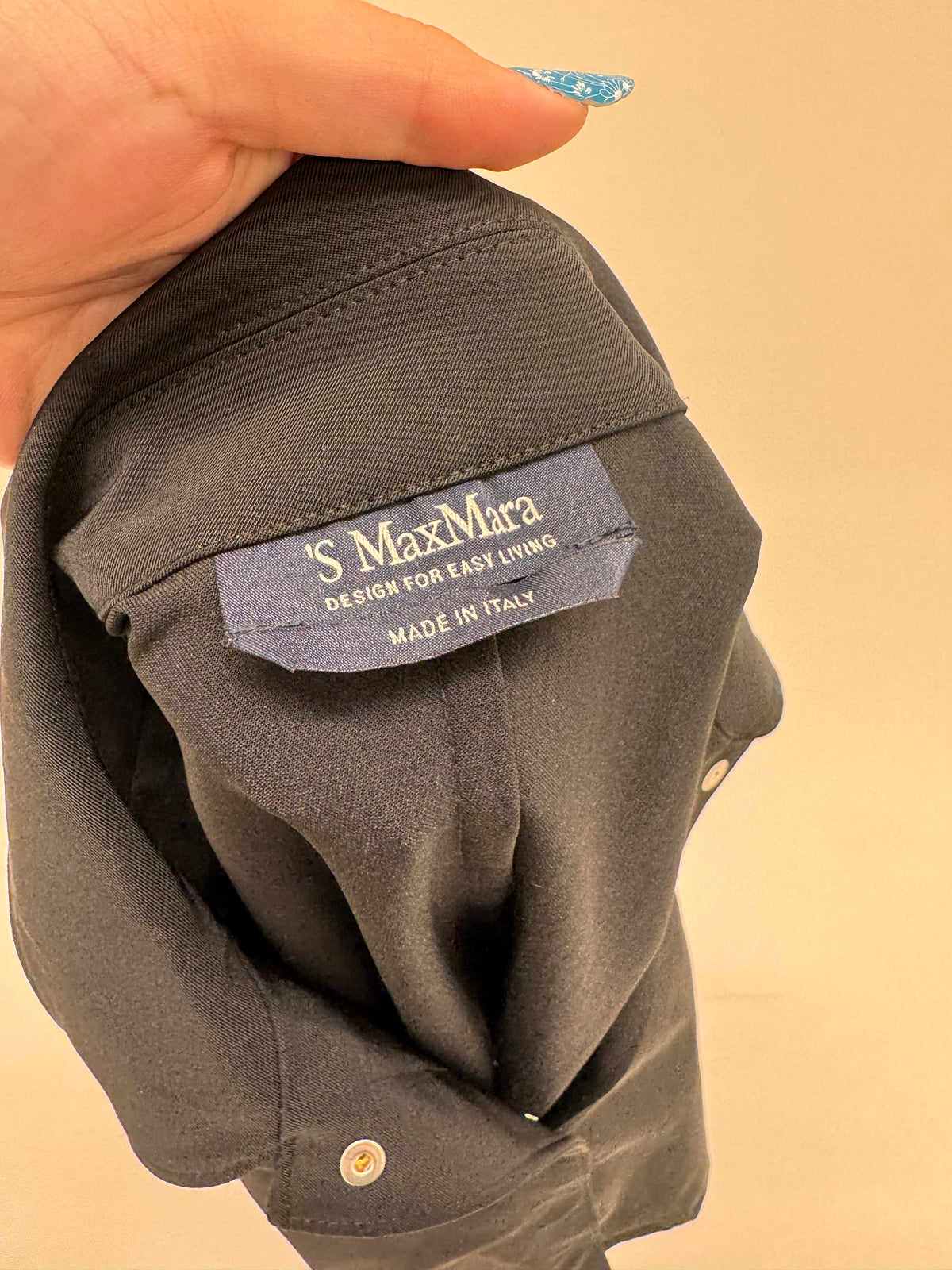 Jacheta Max Mara neagră minimalistă în croi cu guleraș super revenit în trend