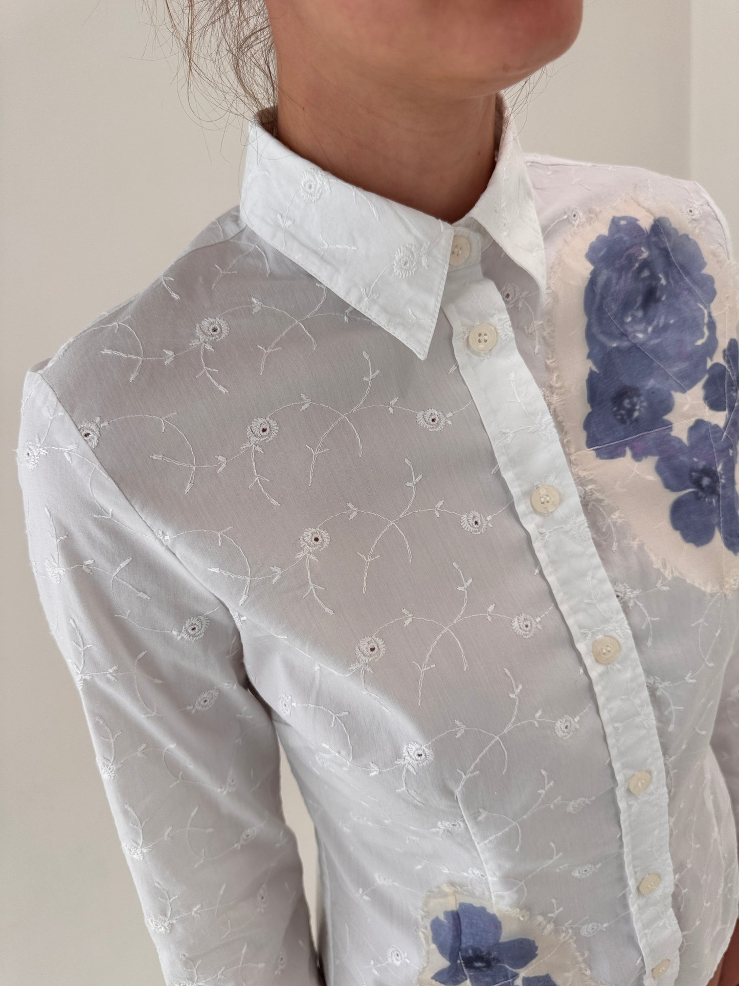 Cămașa Krizia superbă din bumbac integral broderie anglaise cu aplicații