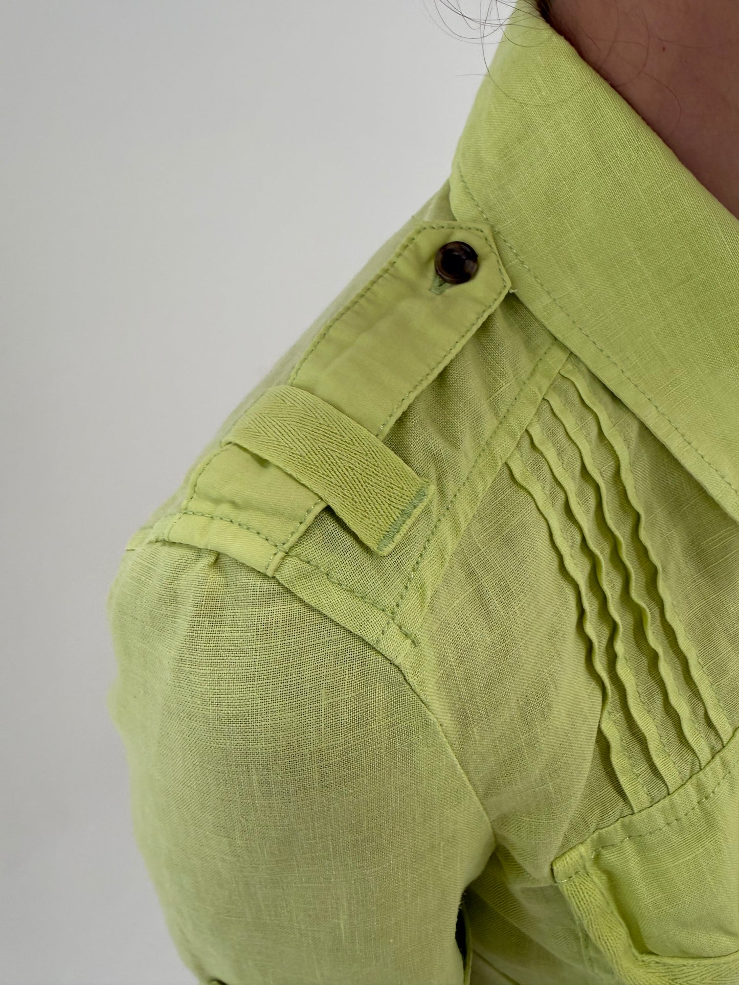 Cămașa light neon green cu influențe soft army super în trend din in premium
