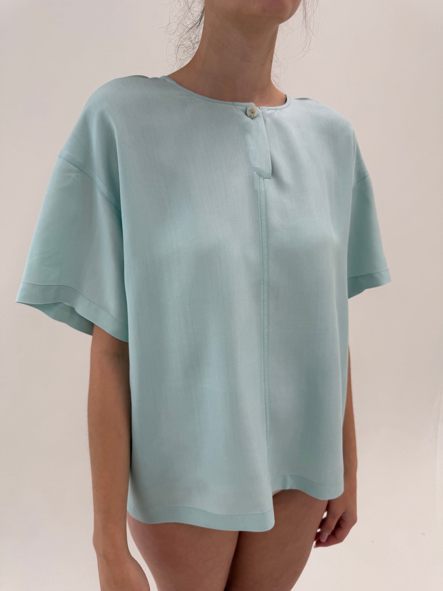 Top mint blue din mătase naturală în croi lejer minimalist