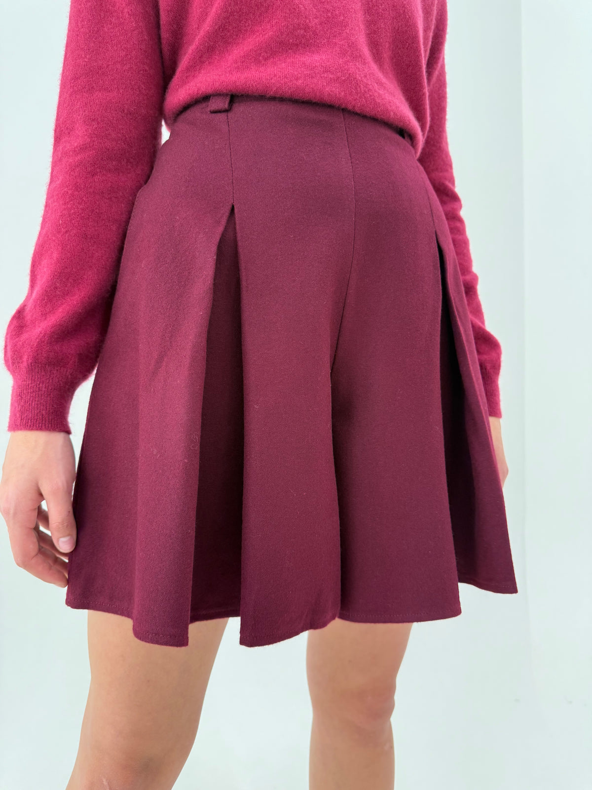 Fustă vintage plisată burgundy mini din lana extafina cu talie ultra înaltă