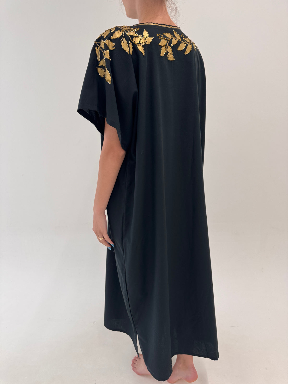 Kaftan cu print manual auriu pudrat și aplicații manuale superbe