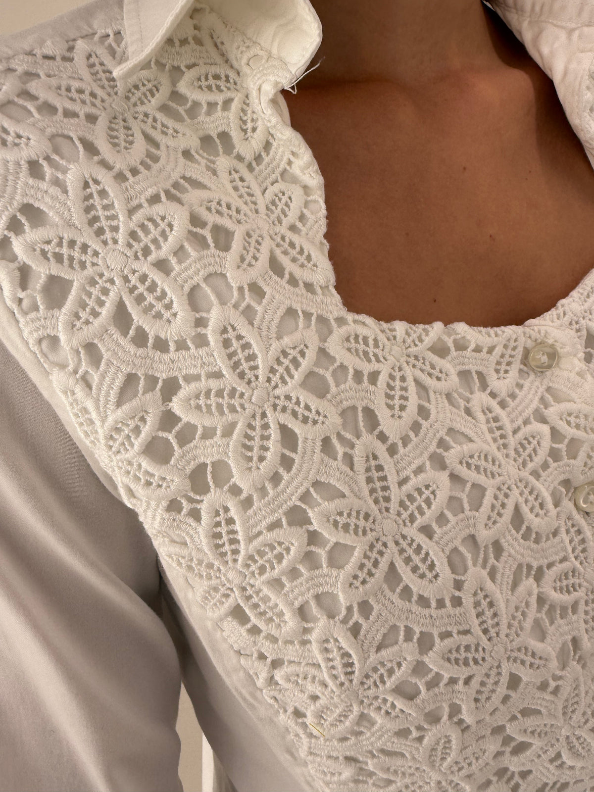 Cămașa luxury Nara Camicie cambrata cu dantelă macrame și guler ușor scrobit
