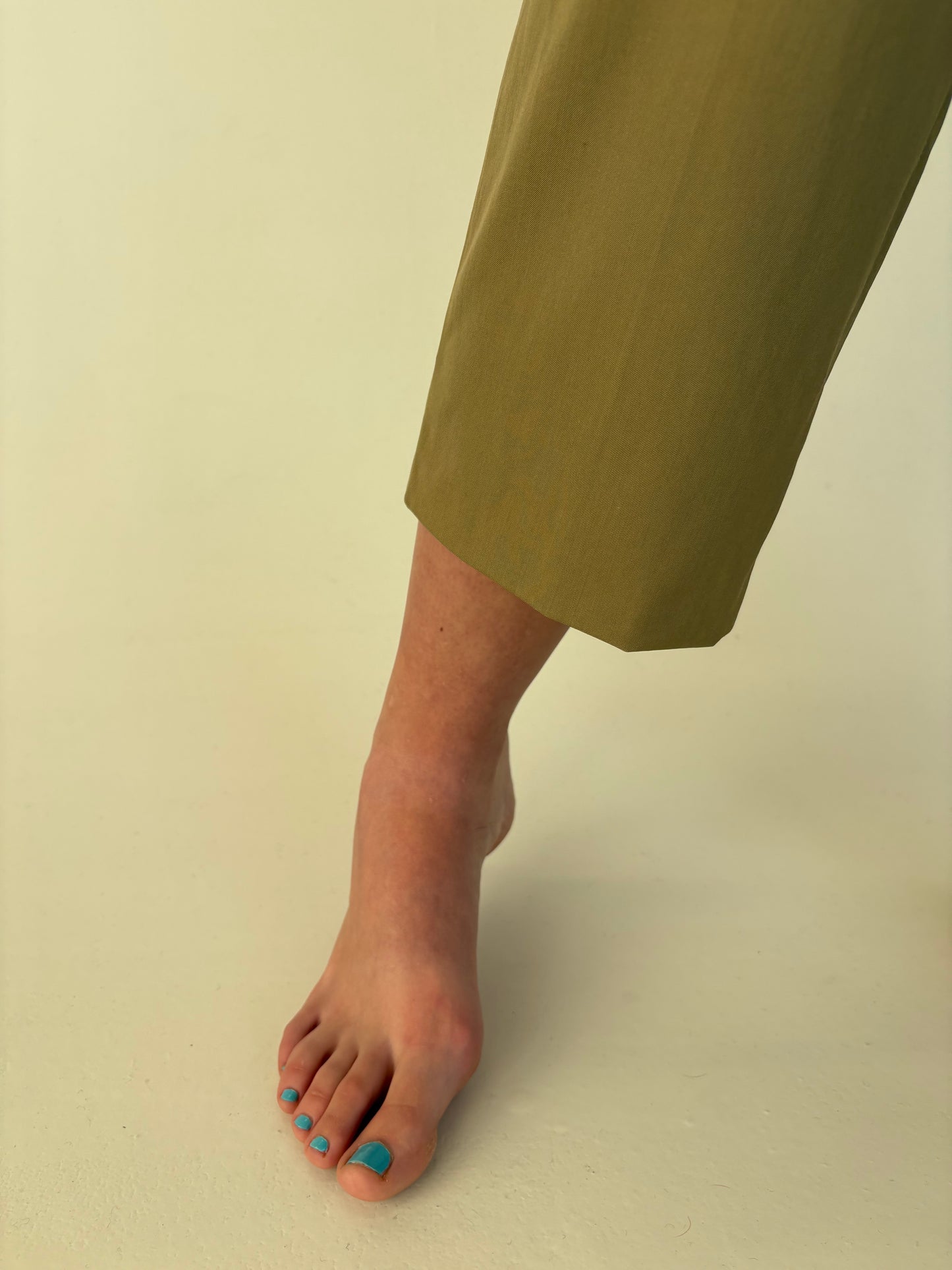 Pantaloni camel cu talie înaltă din lana extrafina cu pense