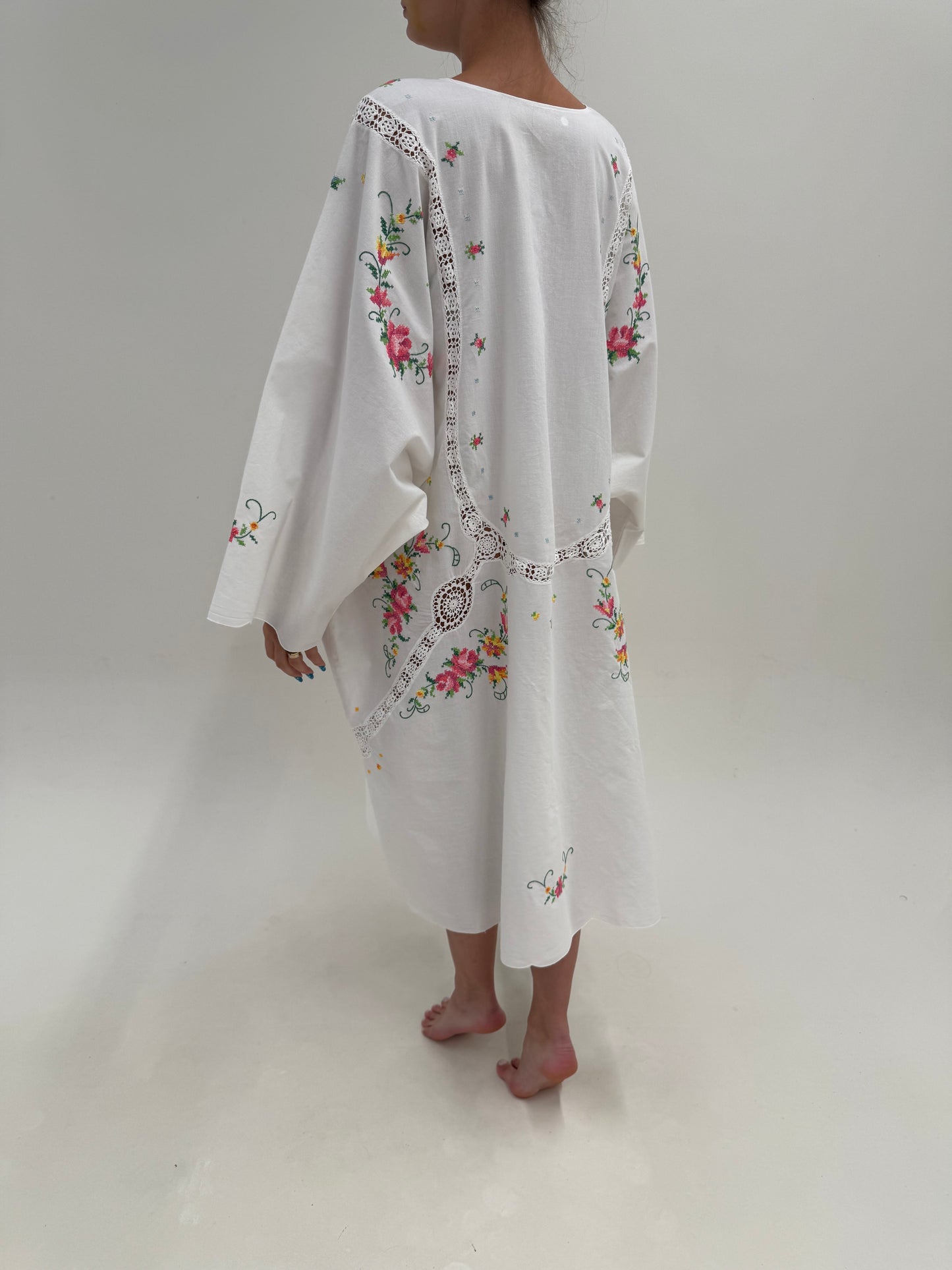 Kaftan excepțional cu broderie manuală superbă colorată și macrame fin lucrat manual