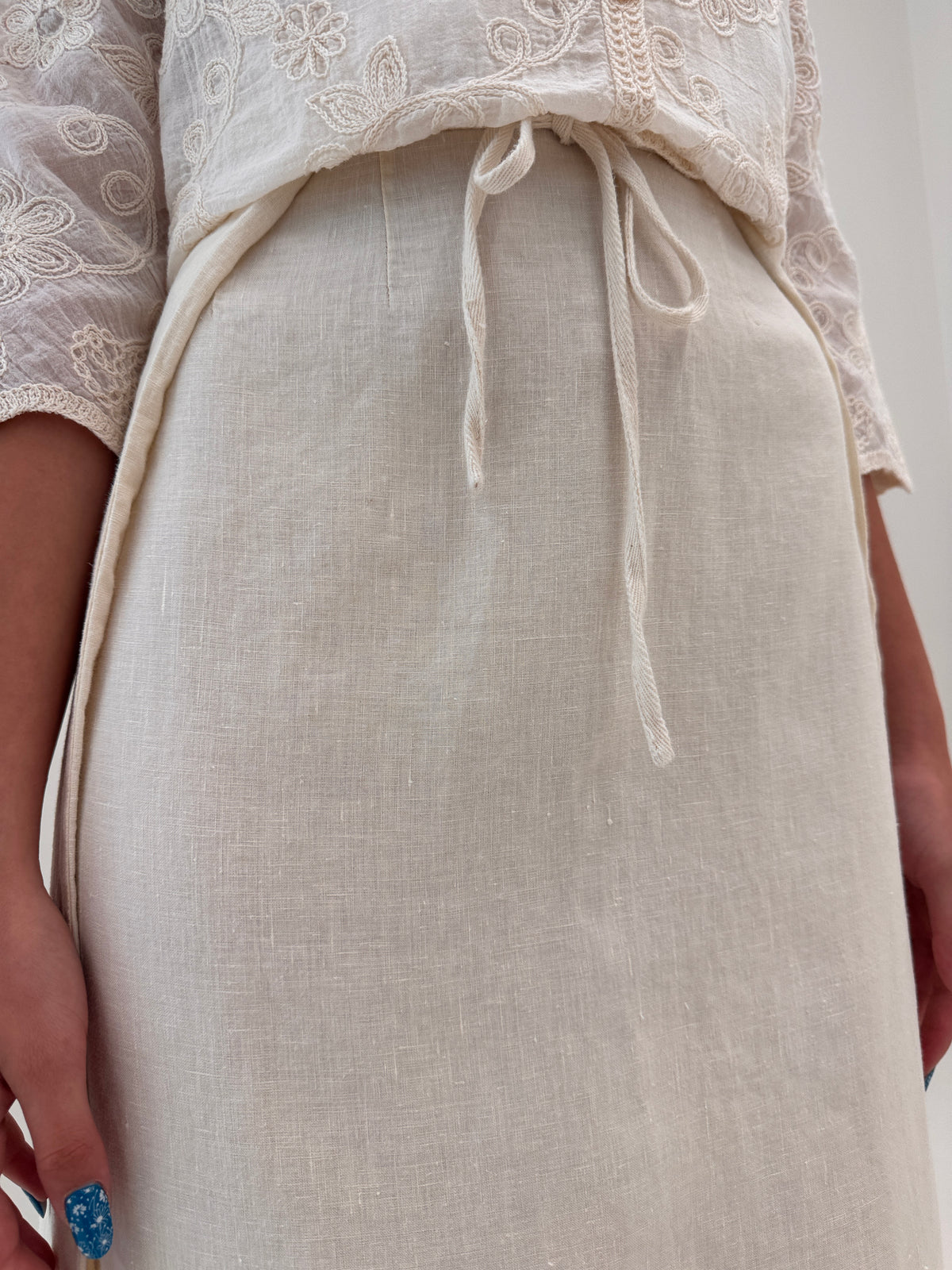 Fustă maxi light nude în croi extrem de chic dublu petrecut din in premium cu broderie anglaise