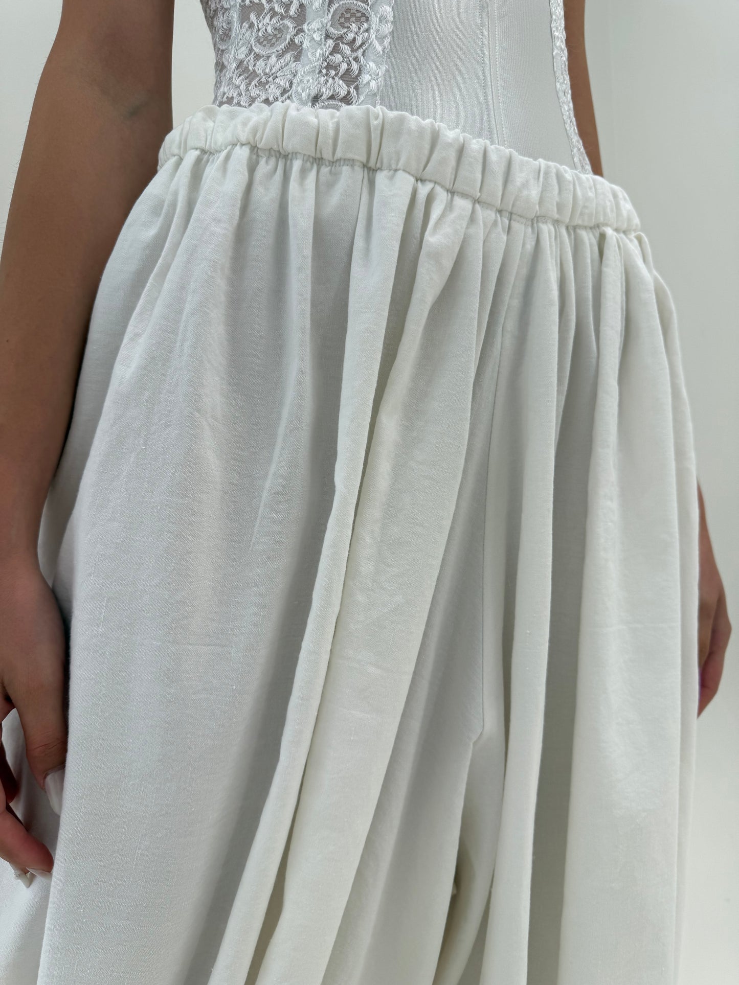 Pantaloni tall baloon cu talie ultra înaltă din pânză de in și macrame lucrat manual
