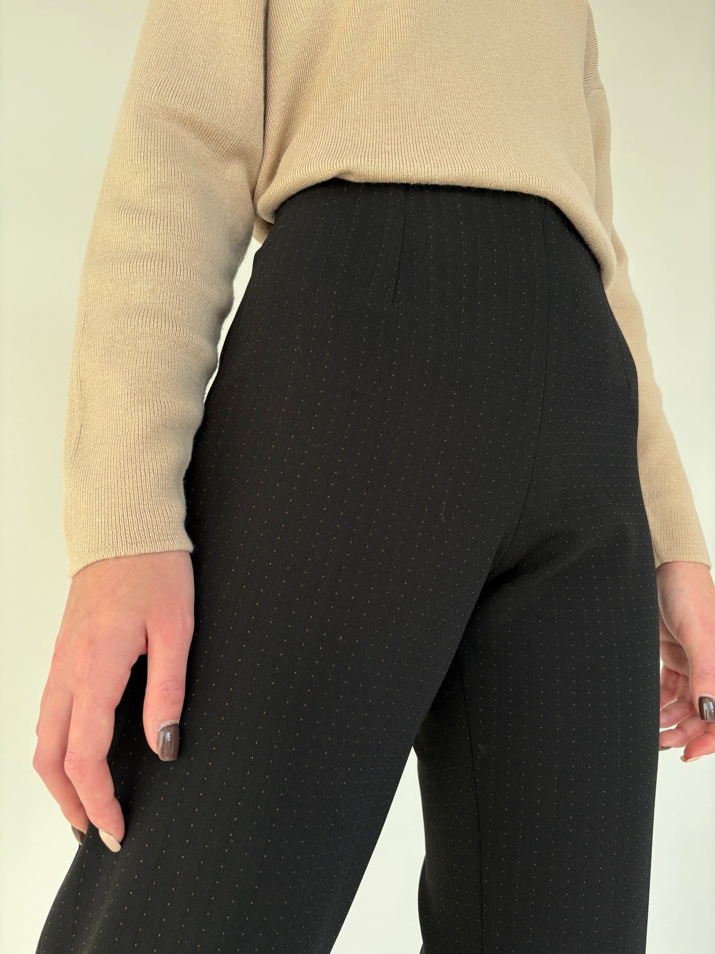 Pantaloni petite negri cu inserții fine camel din lana extrafina confort