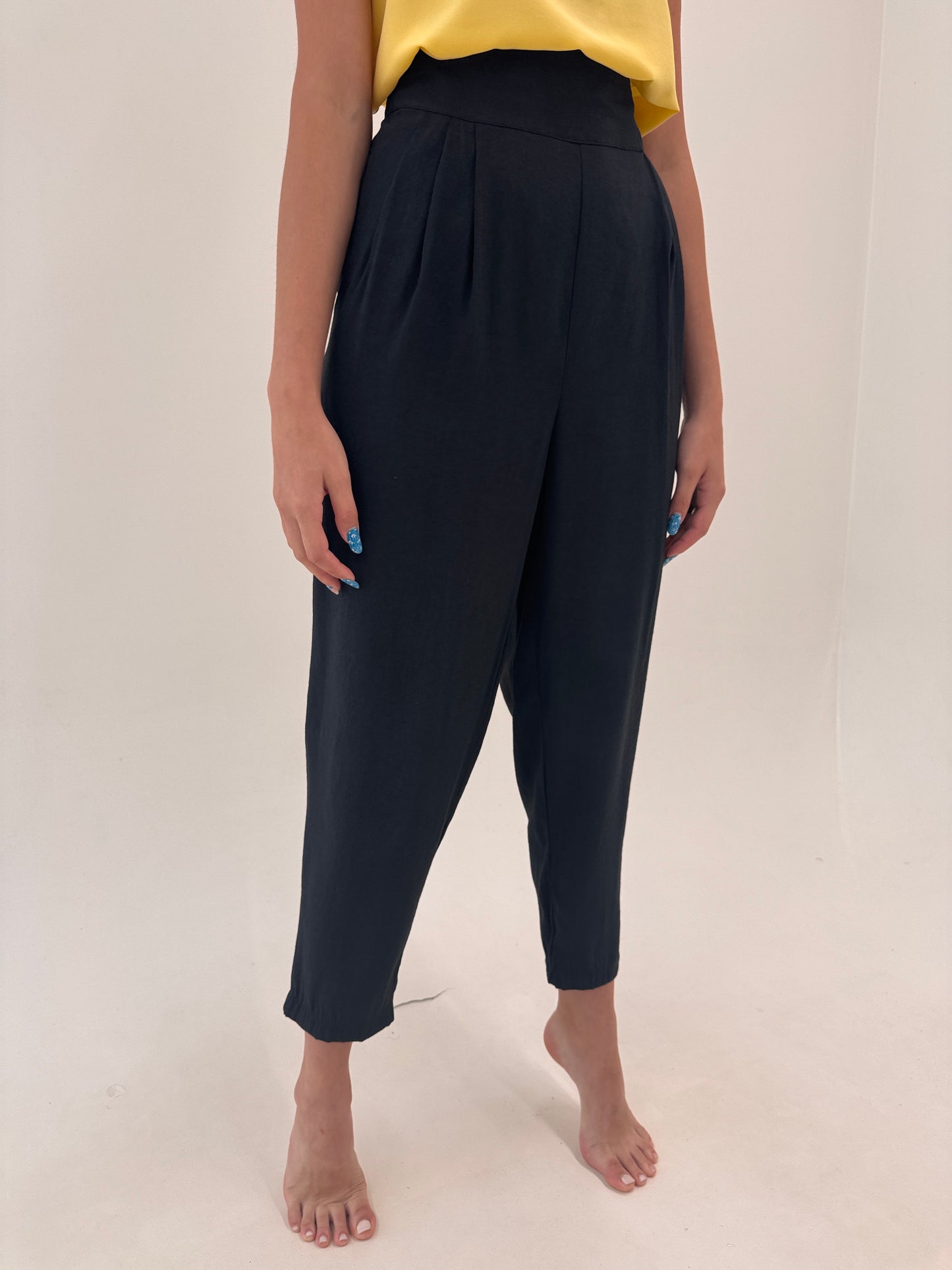 Pantaloni cu talie extrem de marcată super înaltă negri drapați super vaporoși