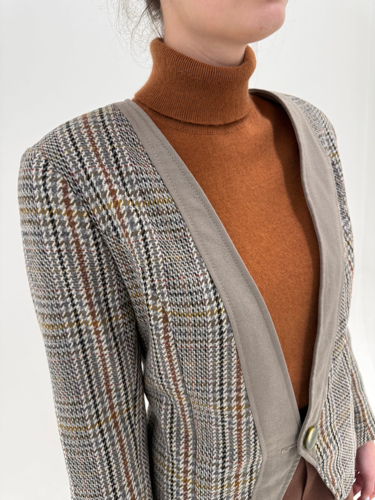 Sacou cambrat în croi minimalist în carouri și închidere tip smoking