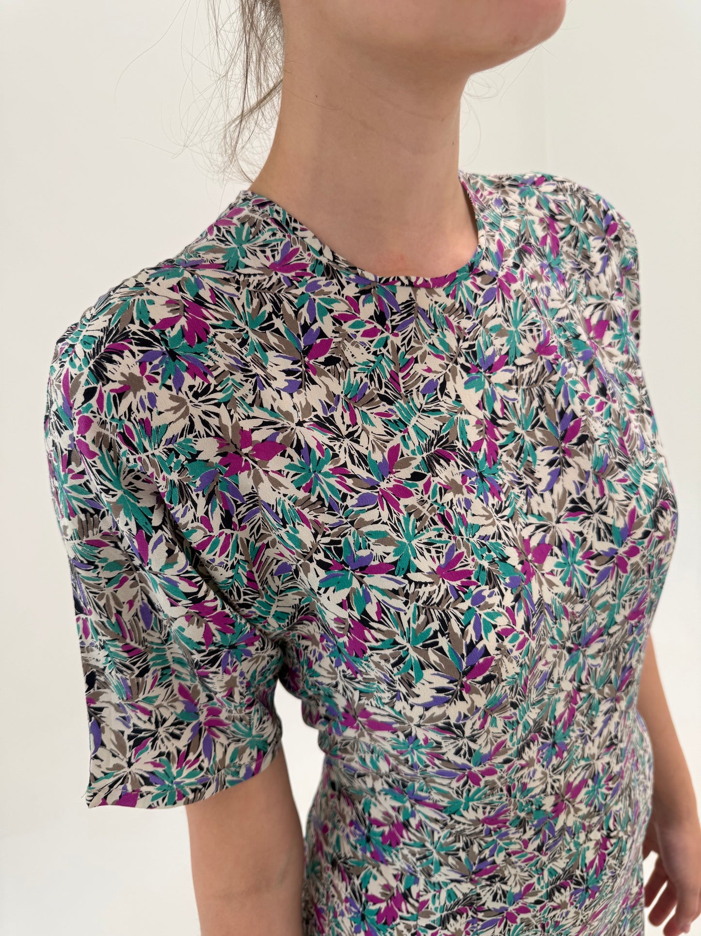 Rochie vintage midi din mătase naturală cu fustă plisată în croi ușor cambrat