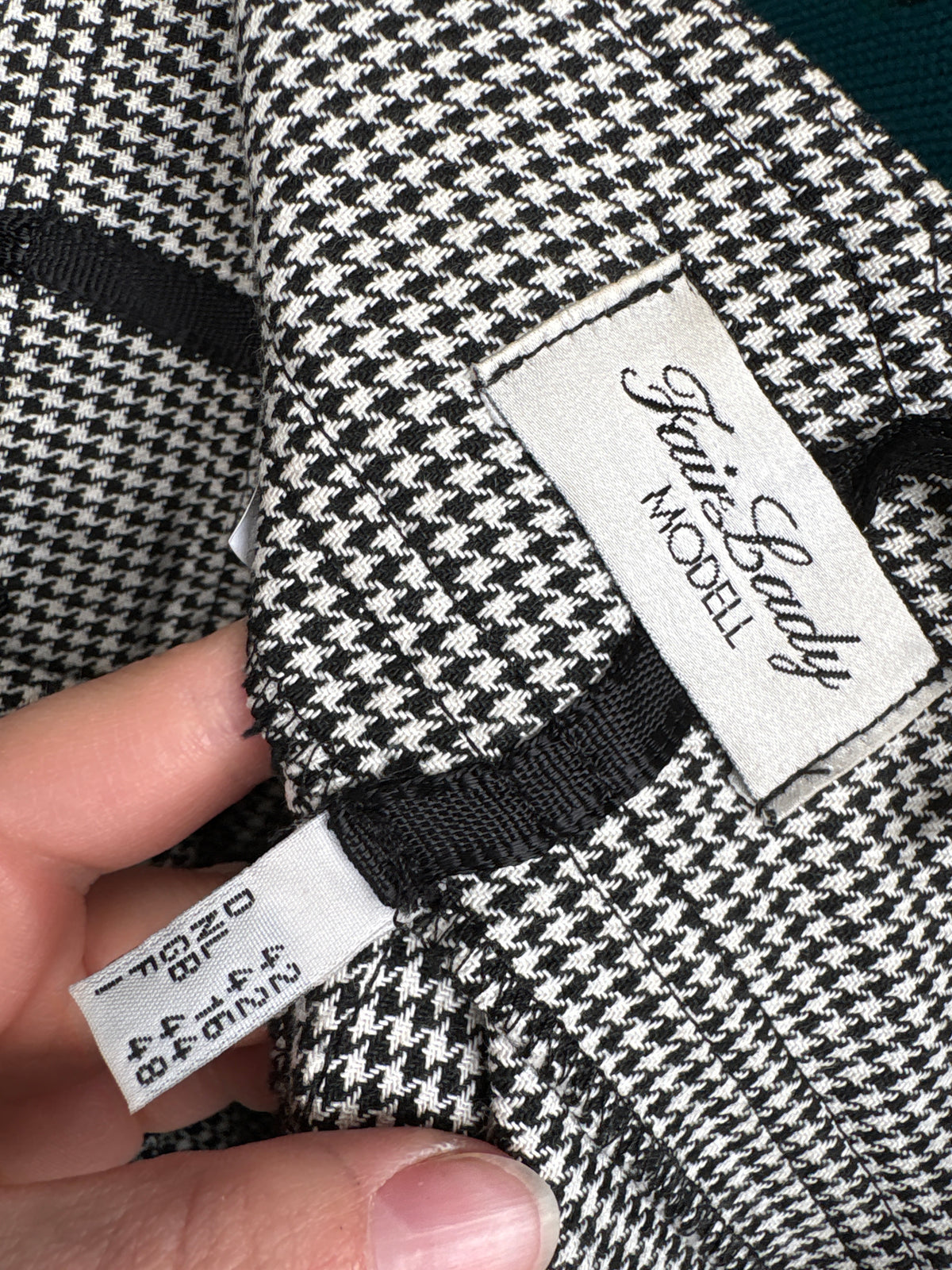 Pantaloni Bermuda pied de coq alb negru din stofita cu pense și talie ultra înaltă