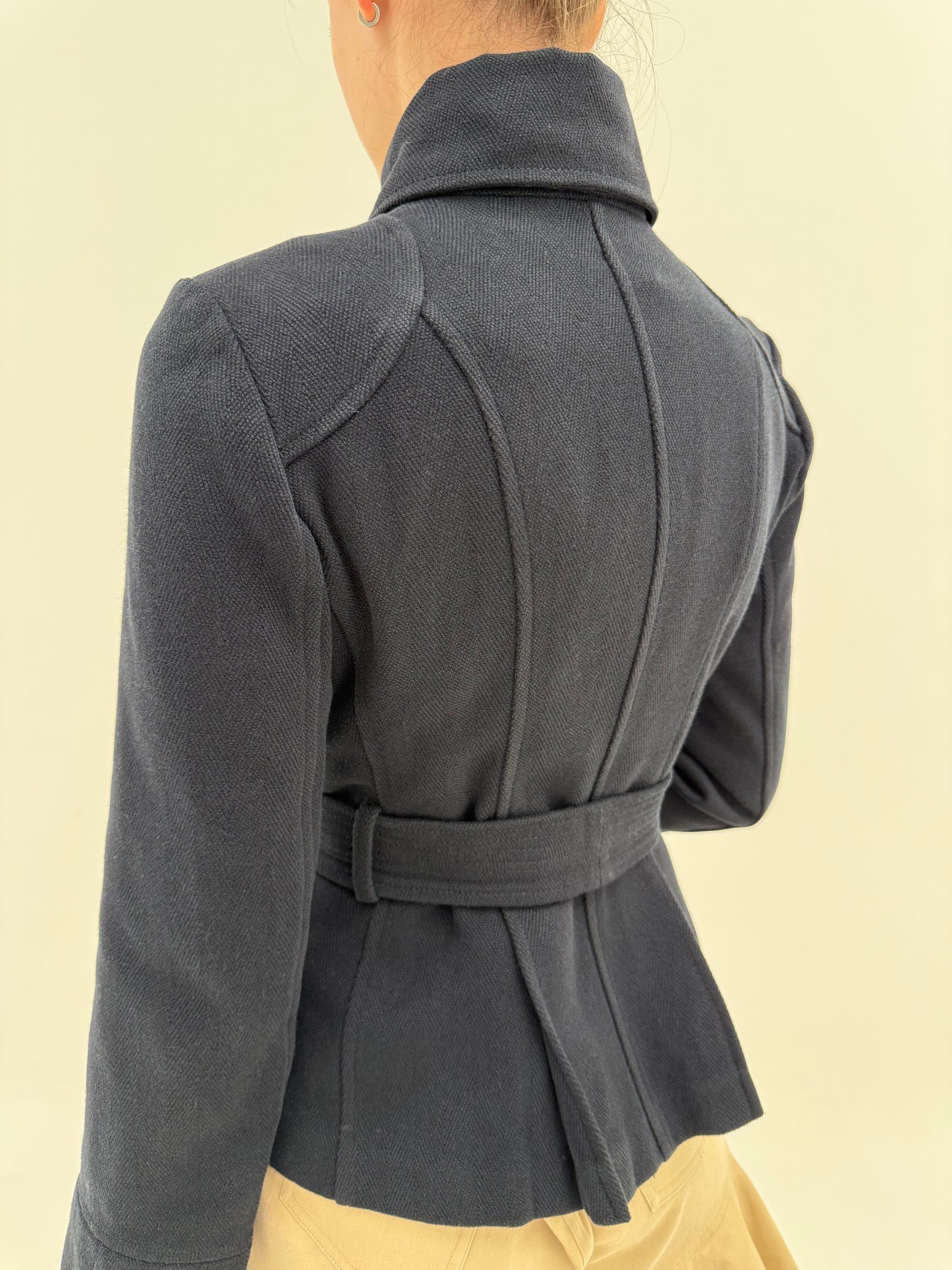 Jacheta cambrata Armani cu influențe soft army super revenite în trend