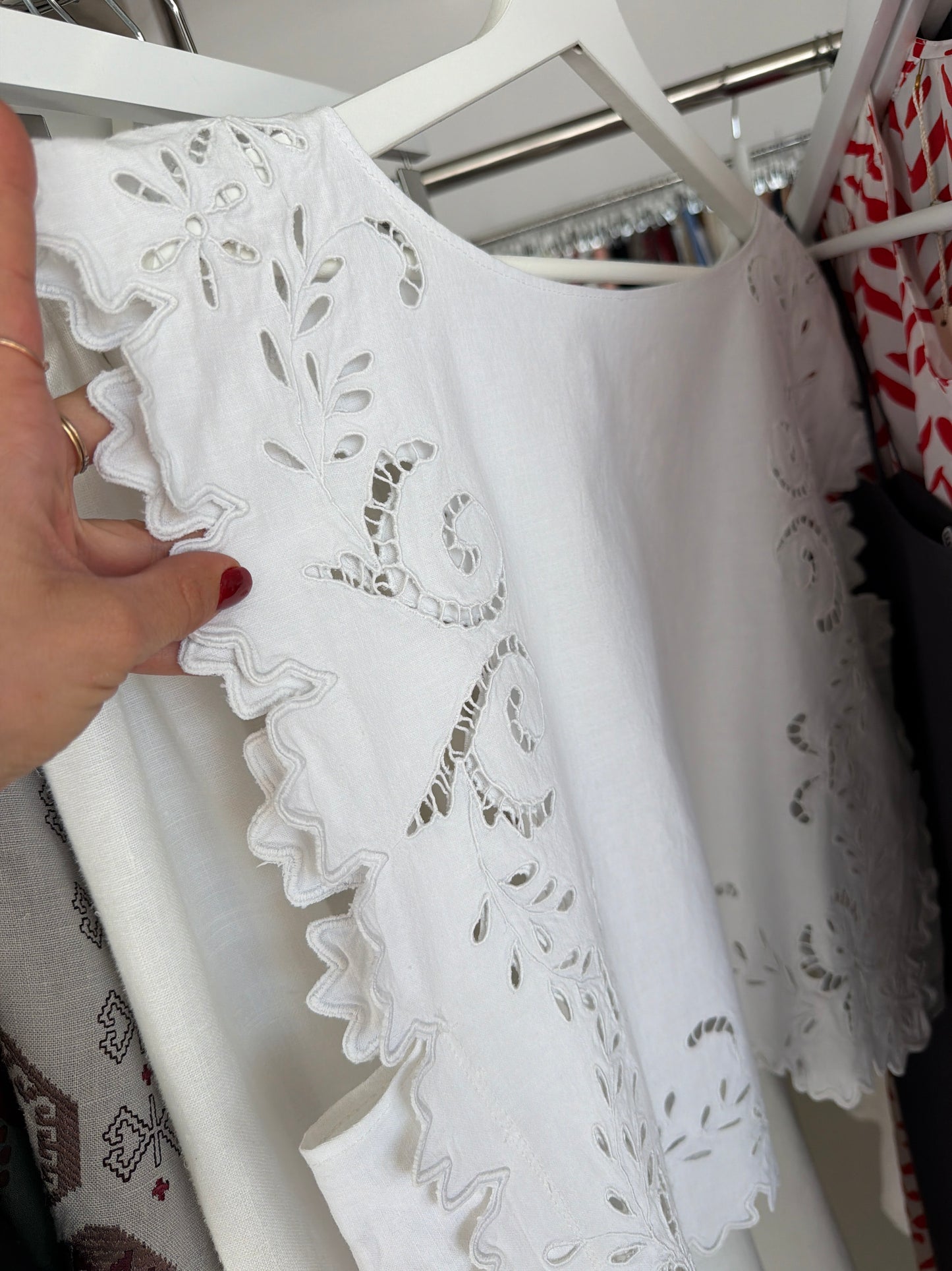 Top bijuterie cu broderie manuală din pânză structurată de in în croi ultra chic