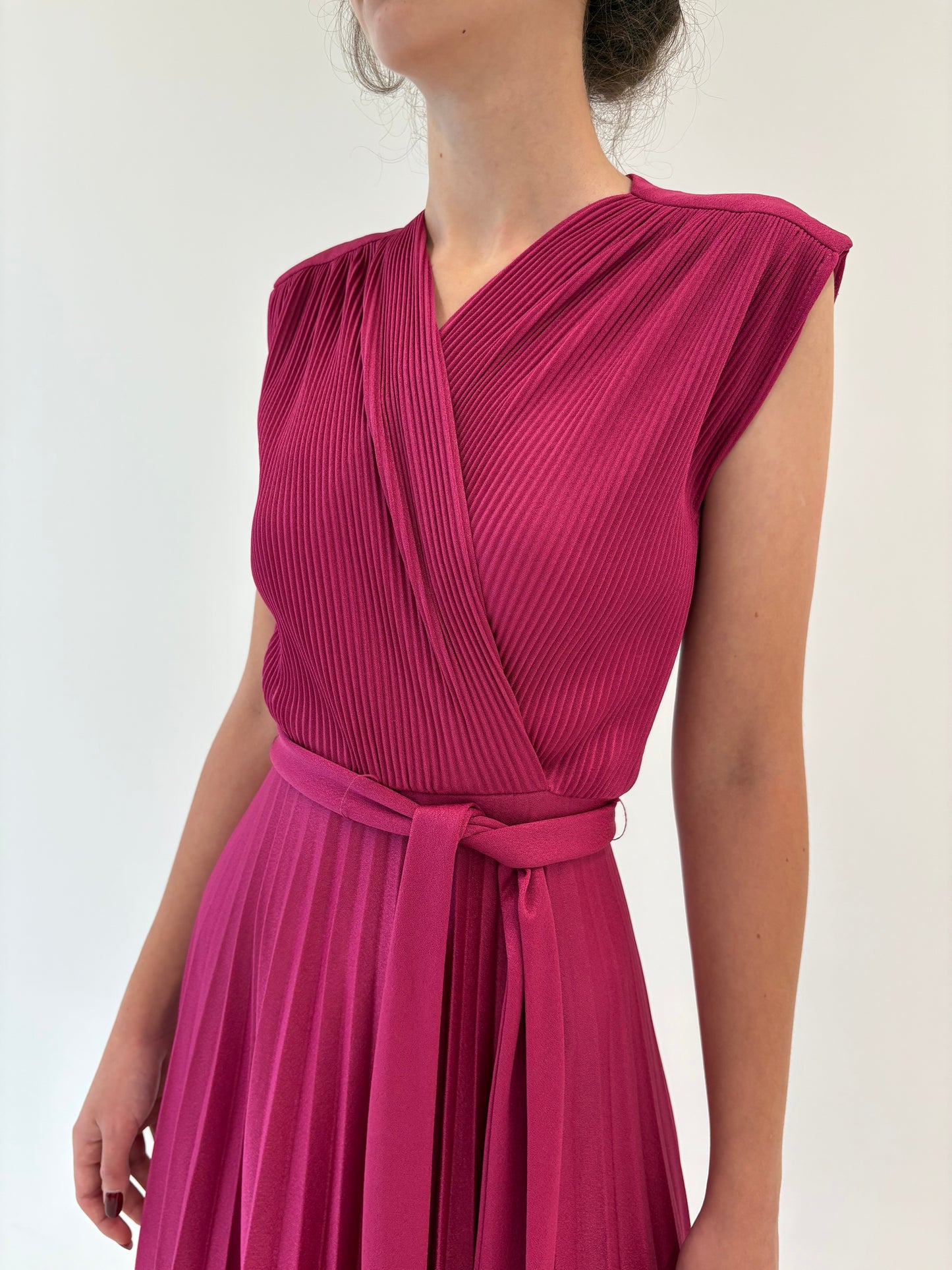 Rochie maxi fucsia tall cu fustă plisată și talie ultra înaltă marcată reglabilă