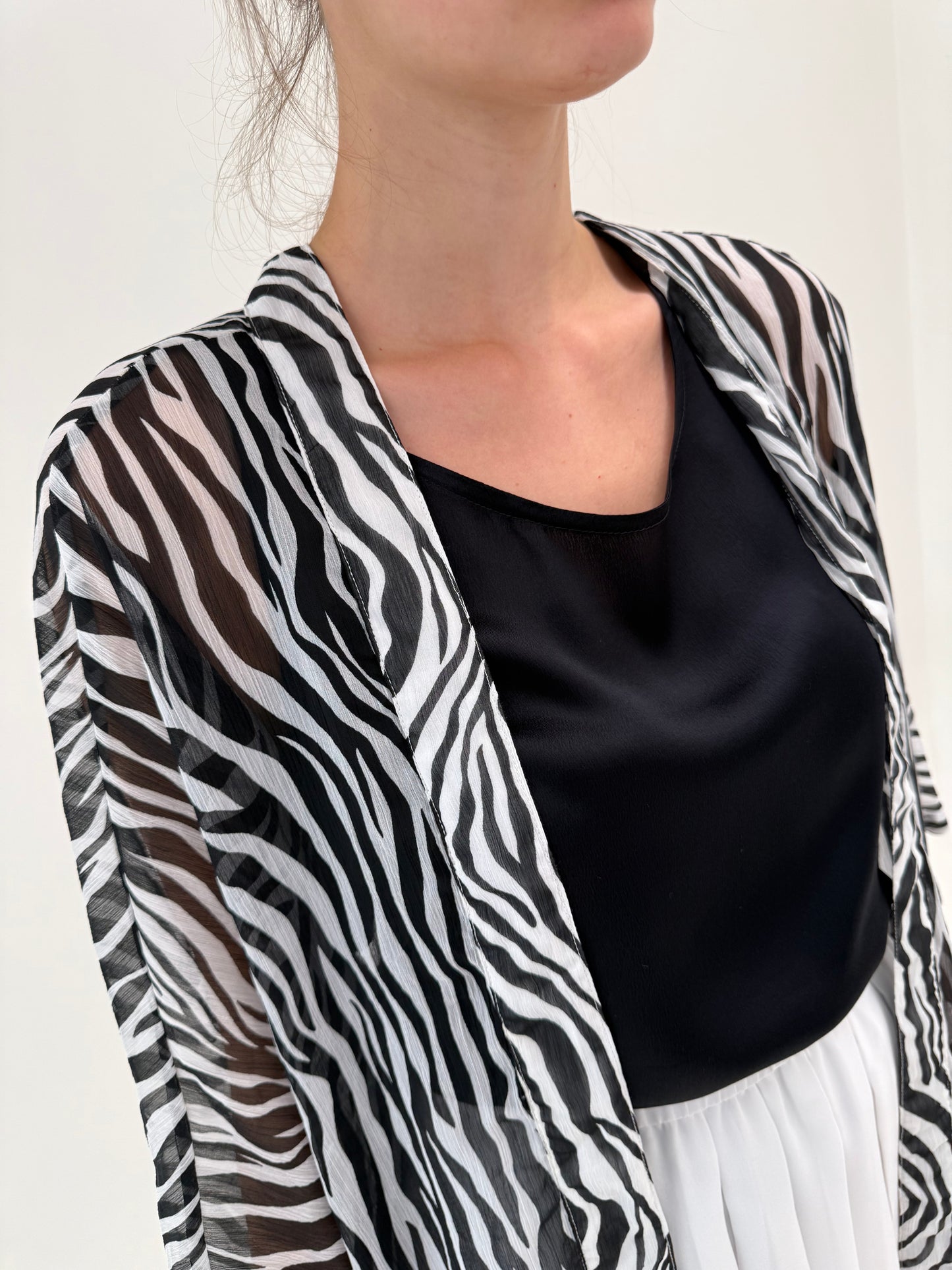 Blazer animal print reglabil alb negru din creppe vaporos de vâscoza