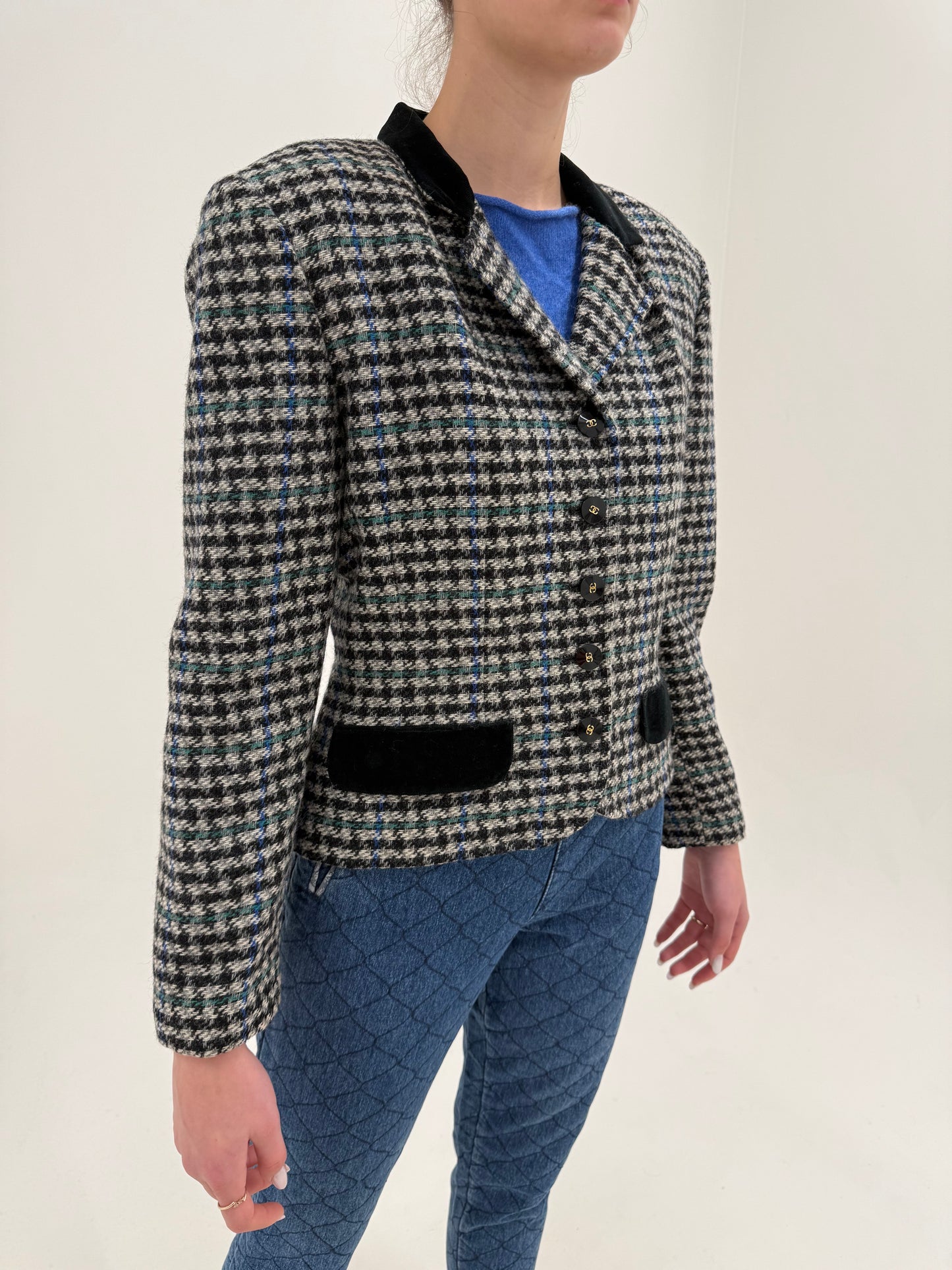 Sacou vintage cambrat din tweed pied de coq în combinație clasică de culori