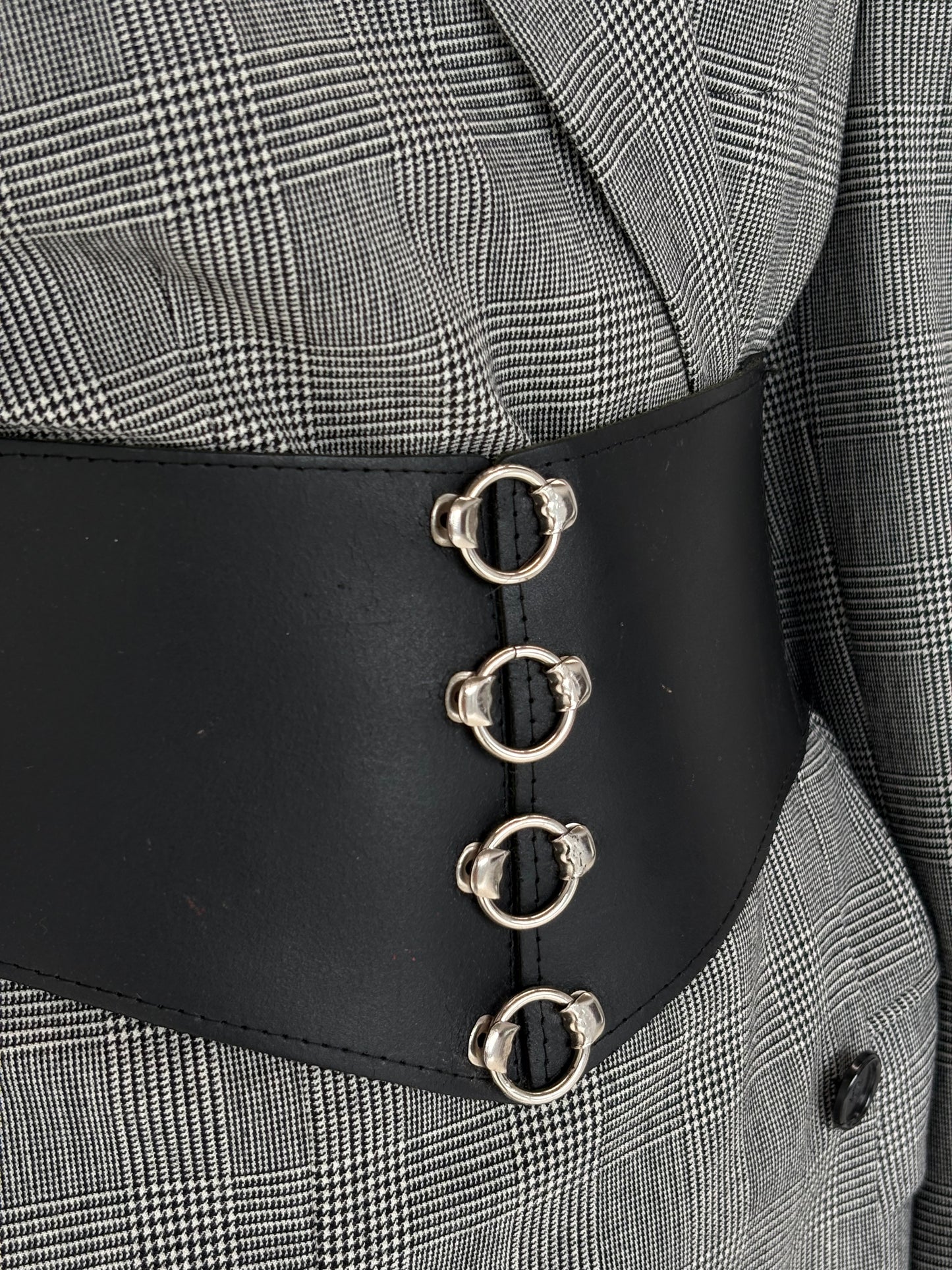 Brâu modelator din piele naturală cu feronerie argintie