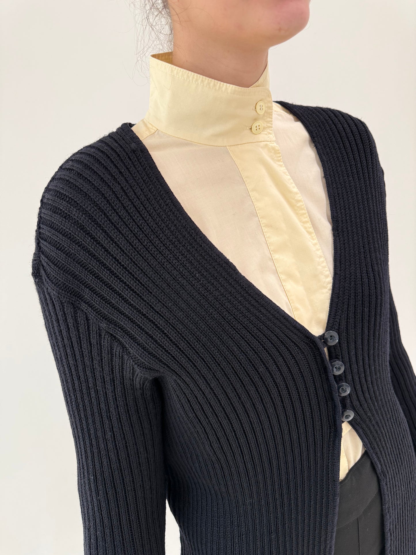 Cardigan negru Armani din lana extrafina ribbed în croi feminin