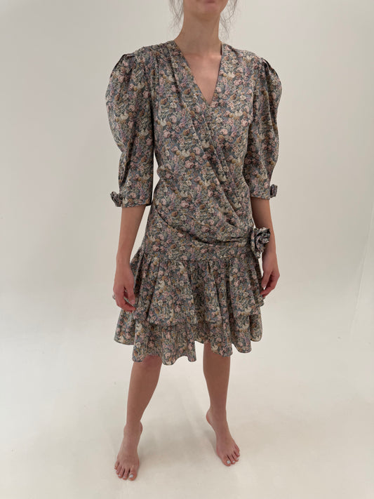 Rochie vintage cu talie căzută și print floral în nuanțe dusty superbe