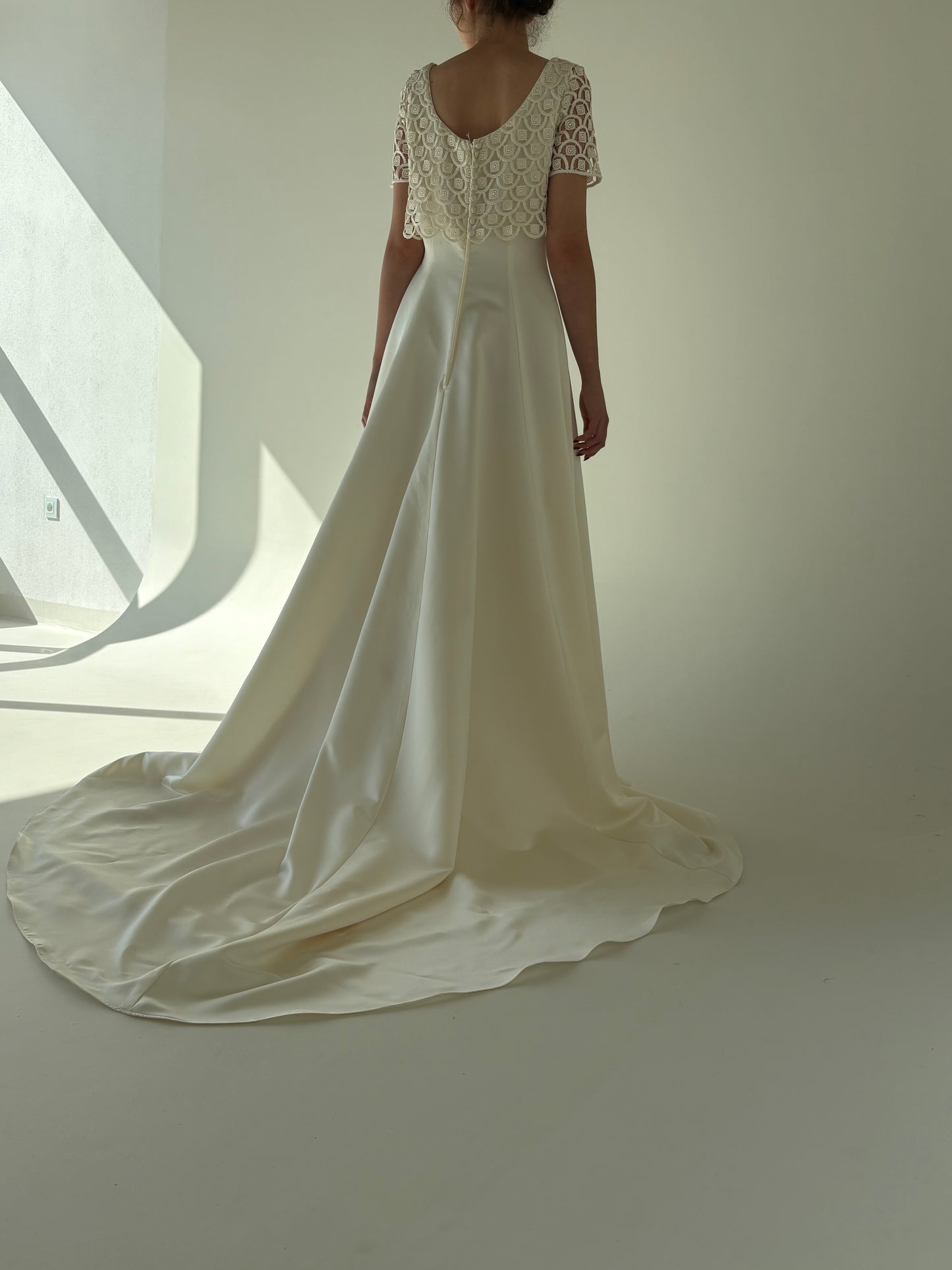 Rochie italiană de ceremonie cu trenă și dantelă macrame nouă cu eticheta