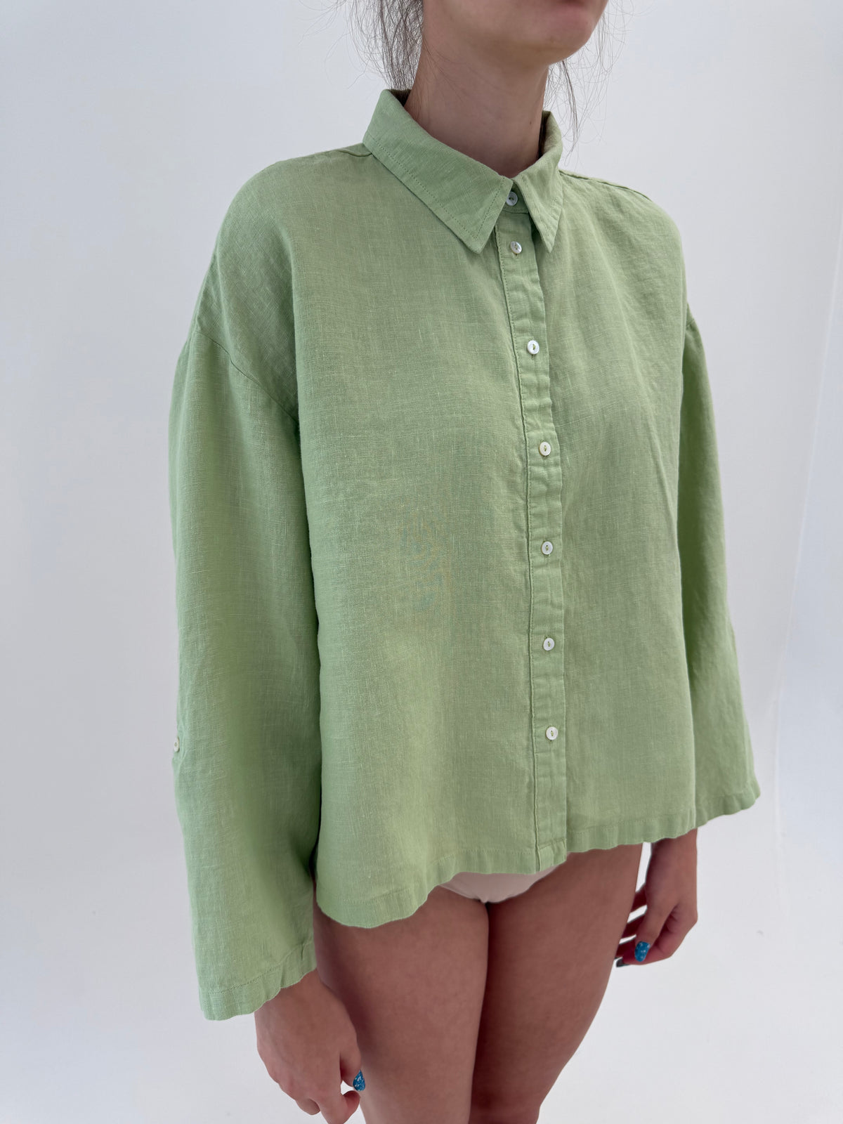Cămașa light green din in în croi oversized cu mânecă reglabilă
