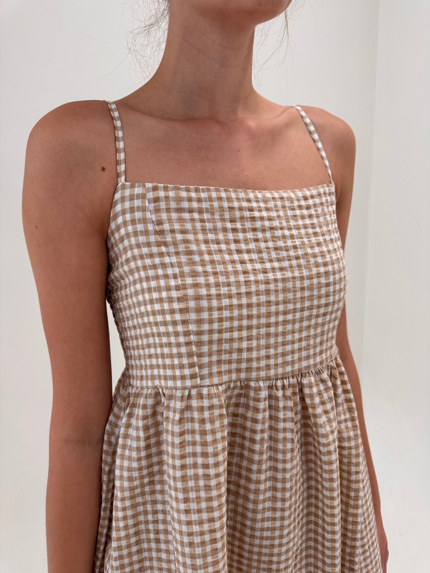 Rochie din pânză light nude în carouri camel cu bust elatic la spate și fusta amplă