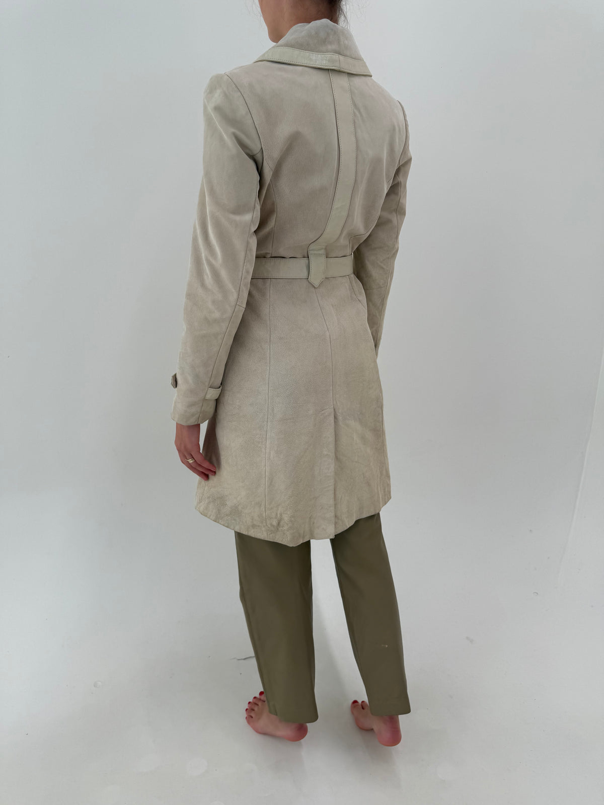 Trench off white din piele naturală întoarsă cu paspoal din piele naturală și cordon