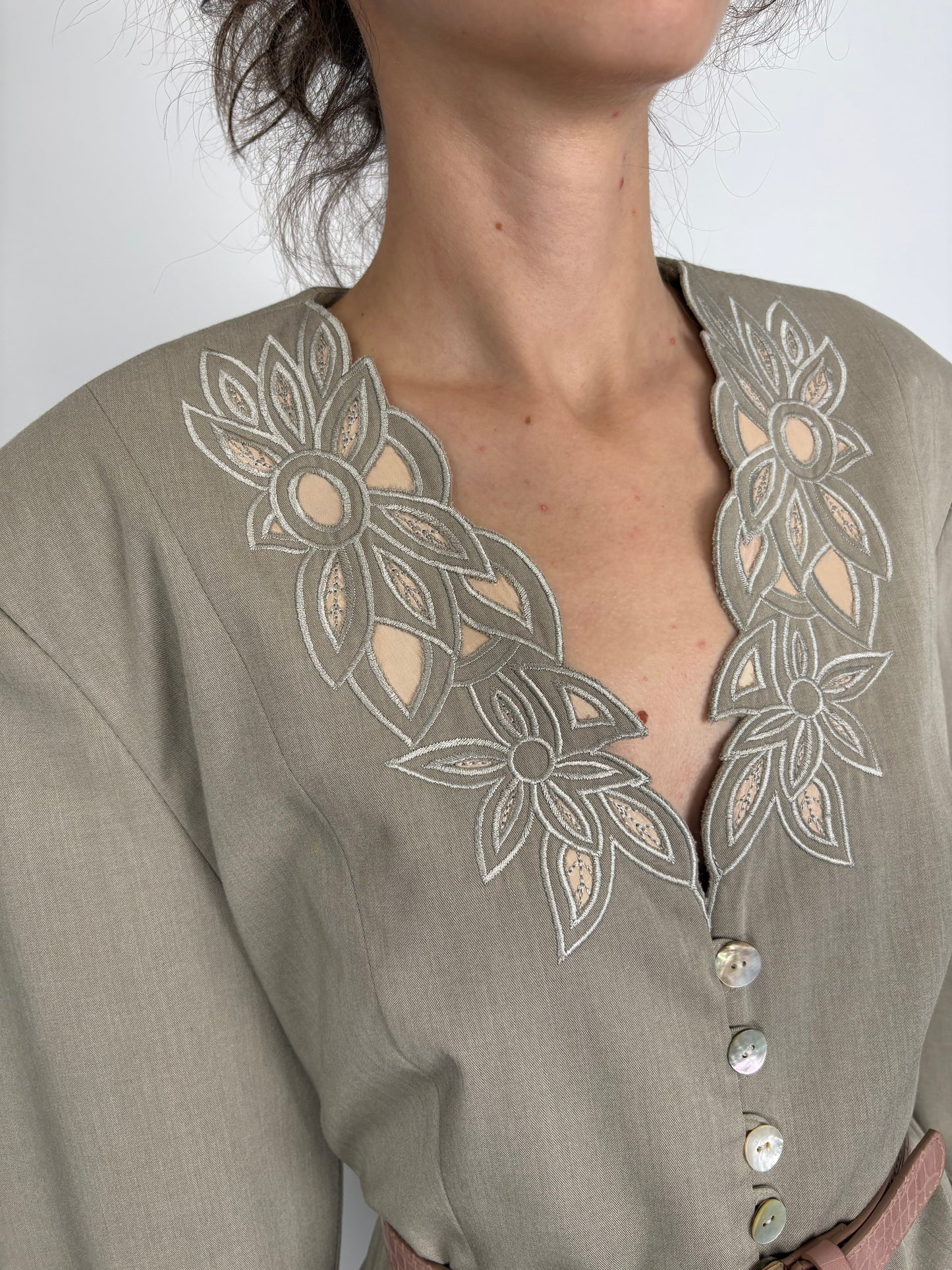 Sacou vintage Sage green de vară cu broderie și nasturi mother of pearl