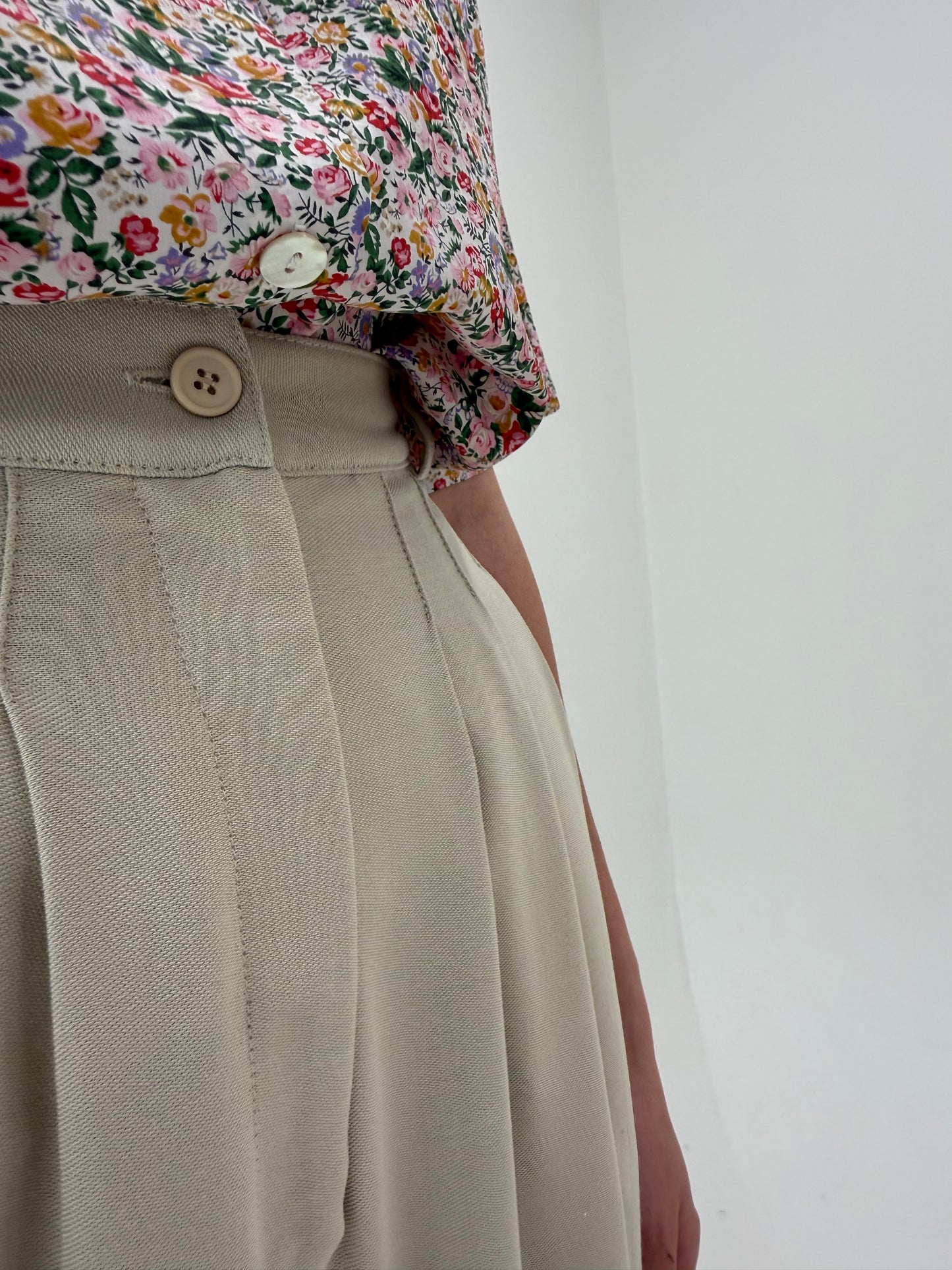 Pantaloni tall sand nude cu pense și talie extrem de înaltă