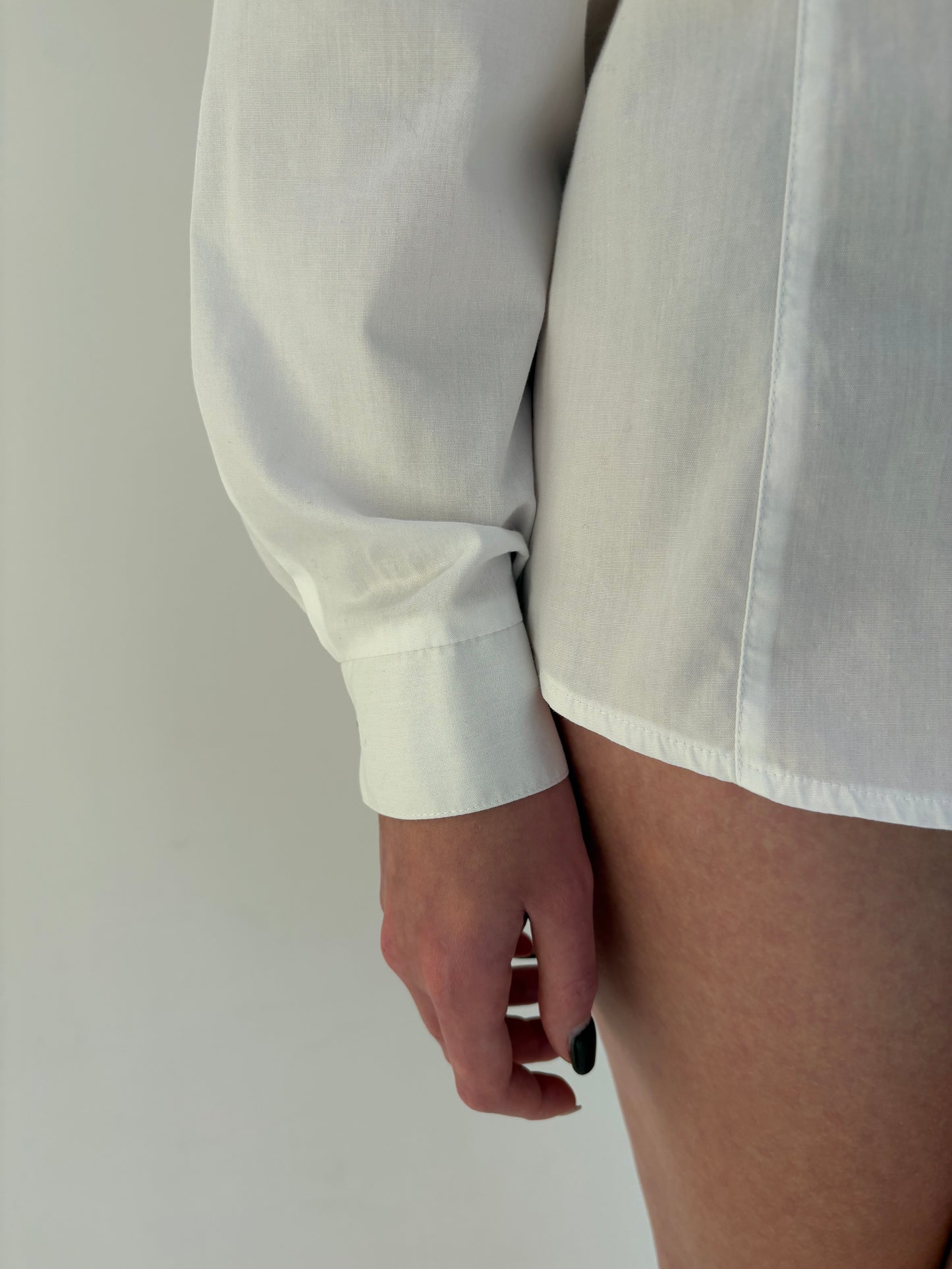 Cămașa high end cu pliseuri decorative în croi ușor cambrat