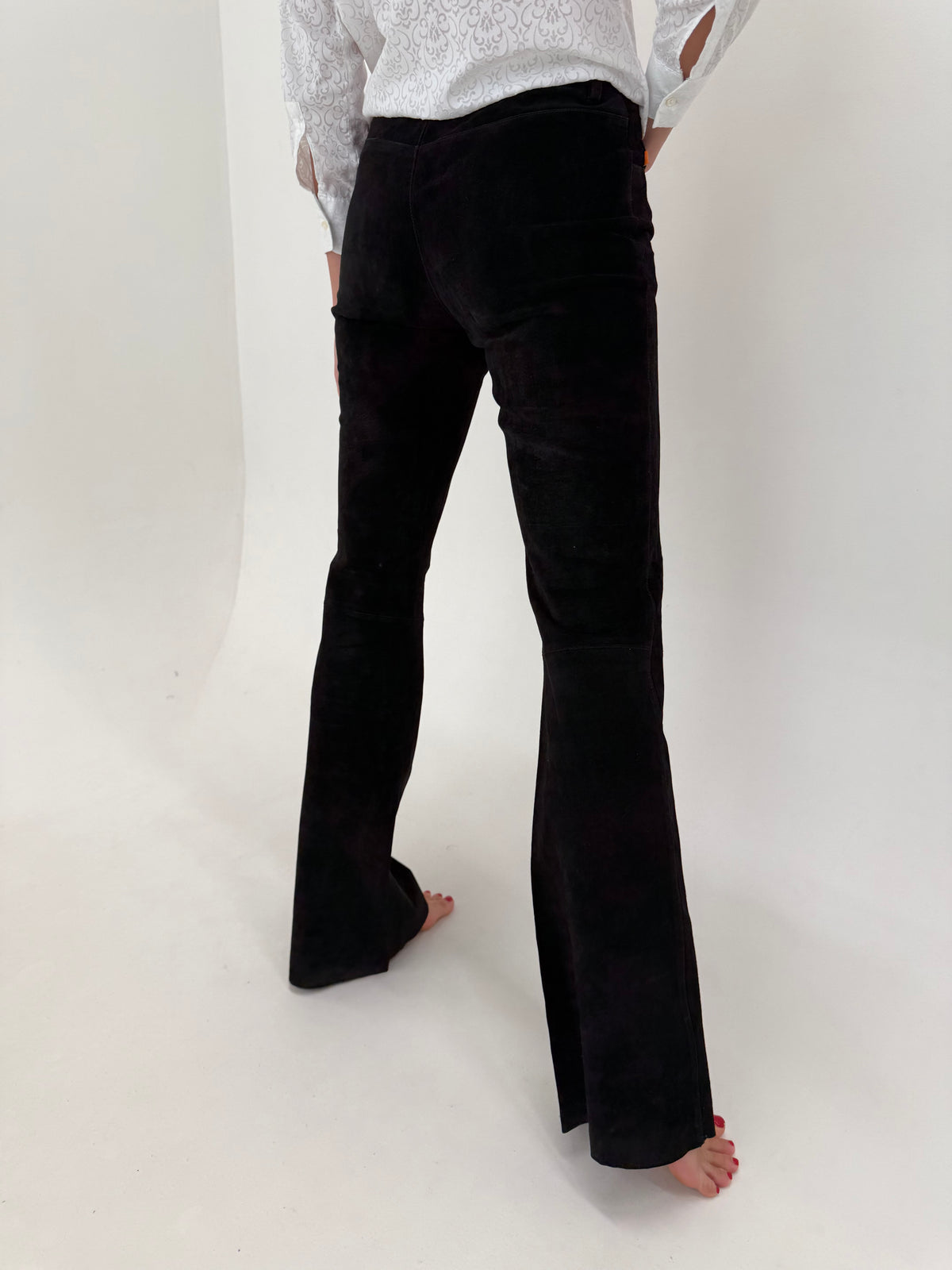 Pantaloni tall din piele naturală întoarsă evazați în croi super revenit în trend