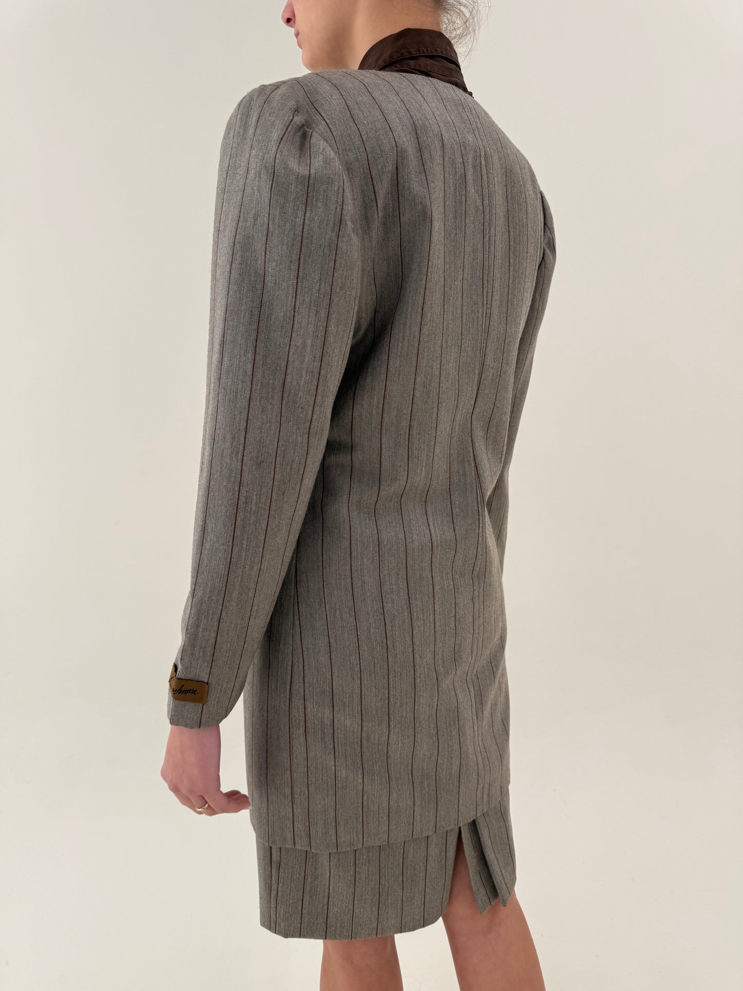 Deux piece din stofă subțire de lana extrafina și cașmir cu dungi fine verticale