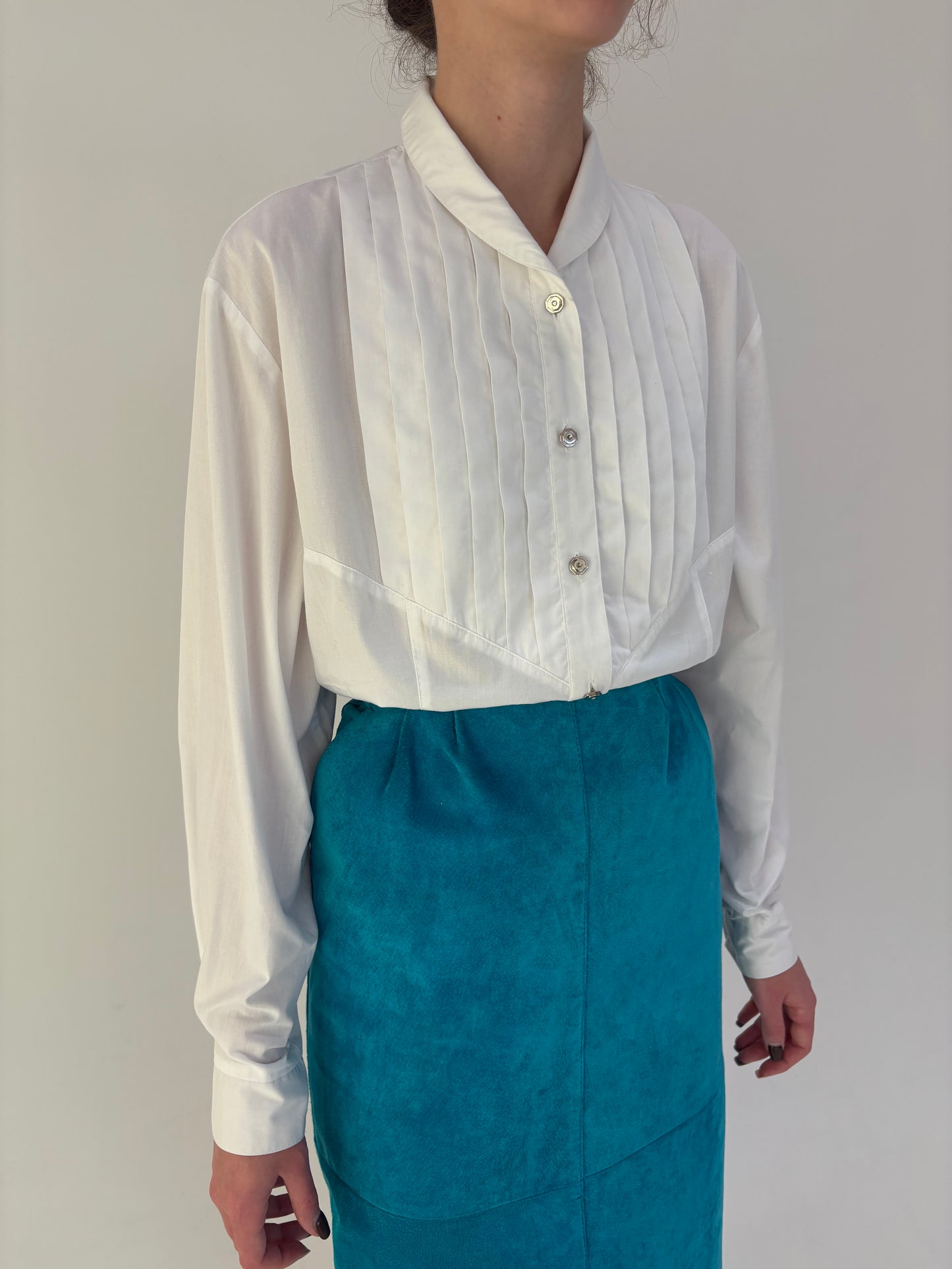 Cămașa high end cu pliseuri decorative în croi ușor cambrat