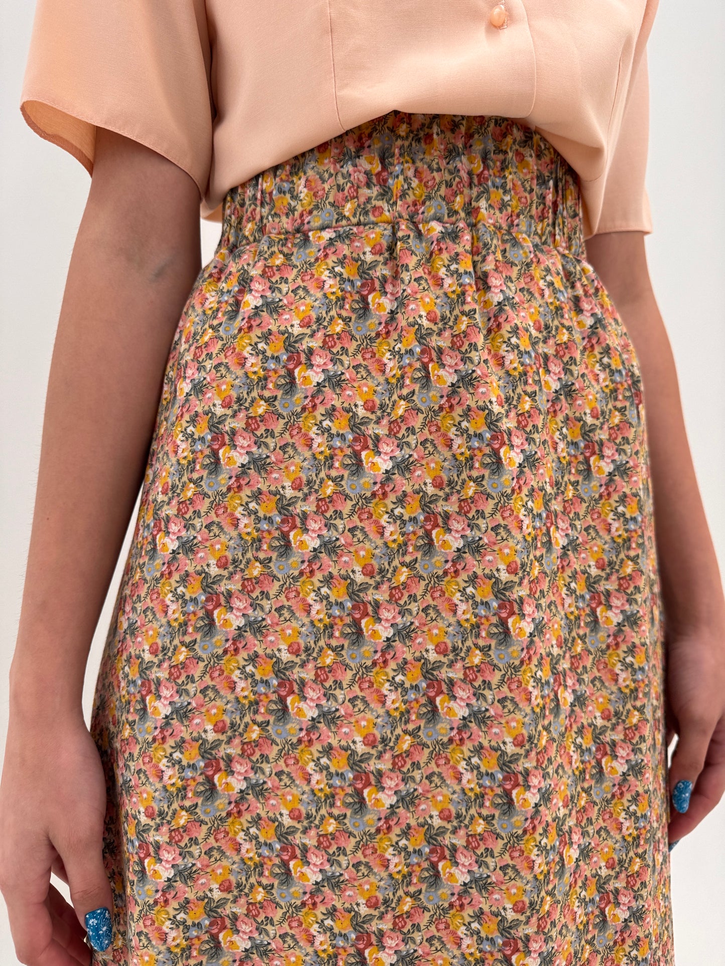 Fustă maxi super vaporoasă camel cu talie ultra marcată elastică și print delicat floral