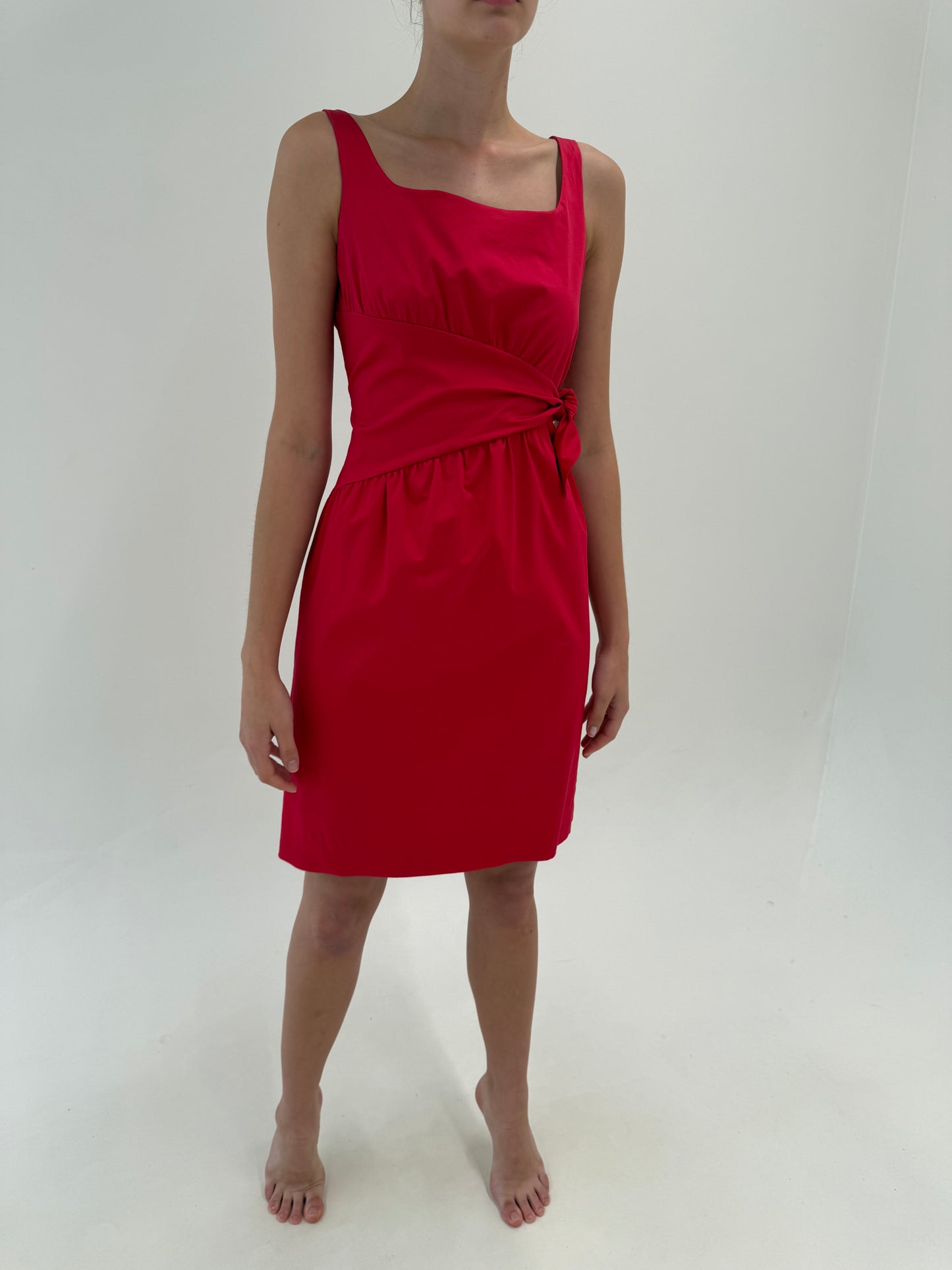 Rochie Moschino cu talie ultra marcată în croi asimetric și drapaj din poplin