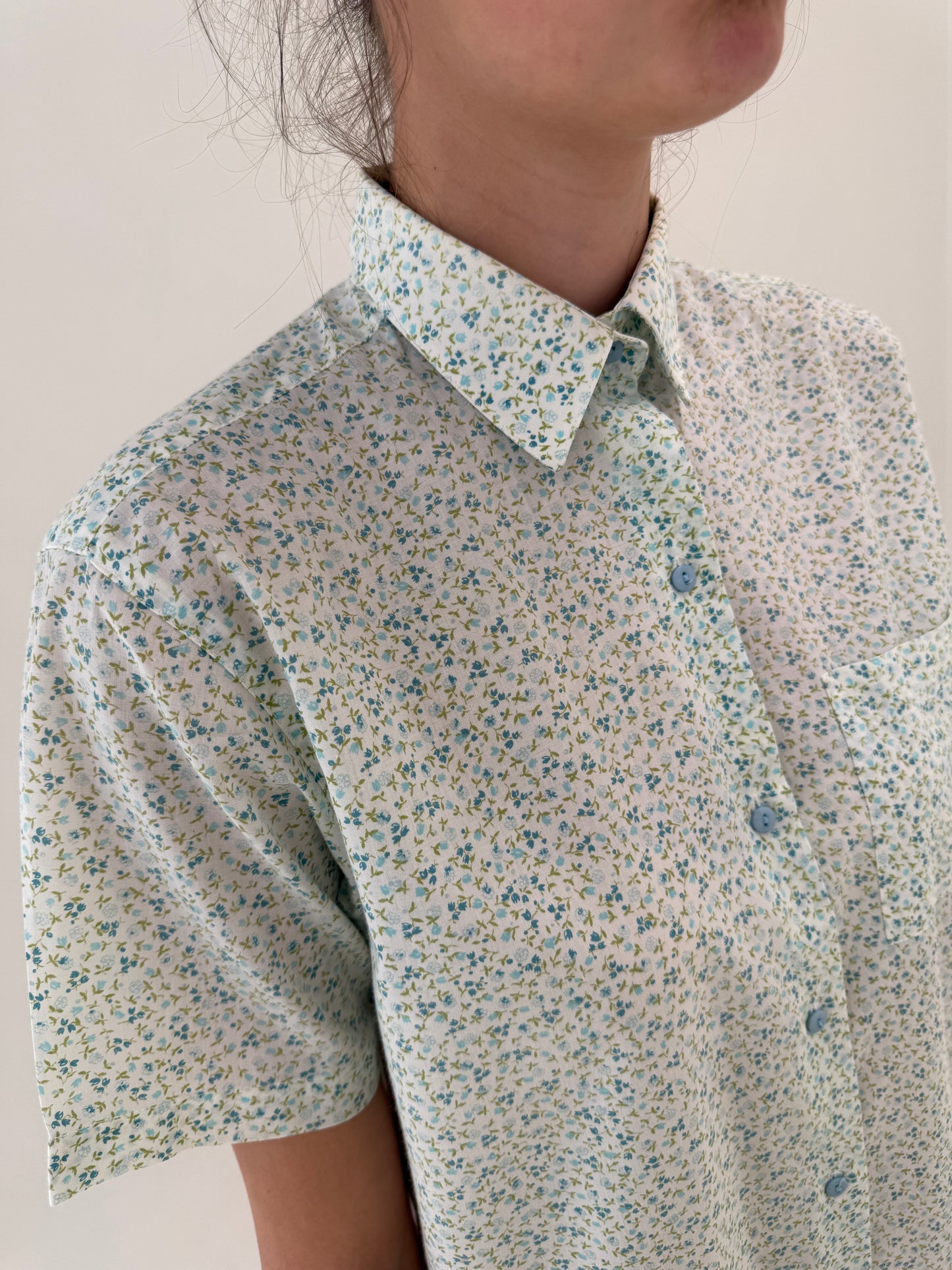 Cămașa vintage din panzica de bumbac cu print floral delicat