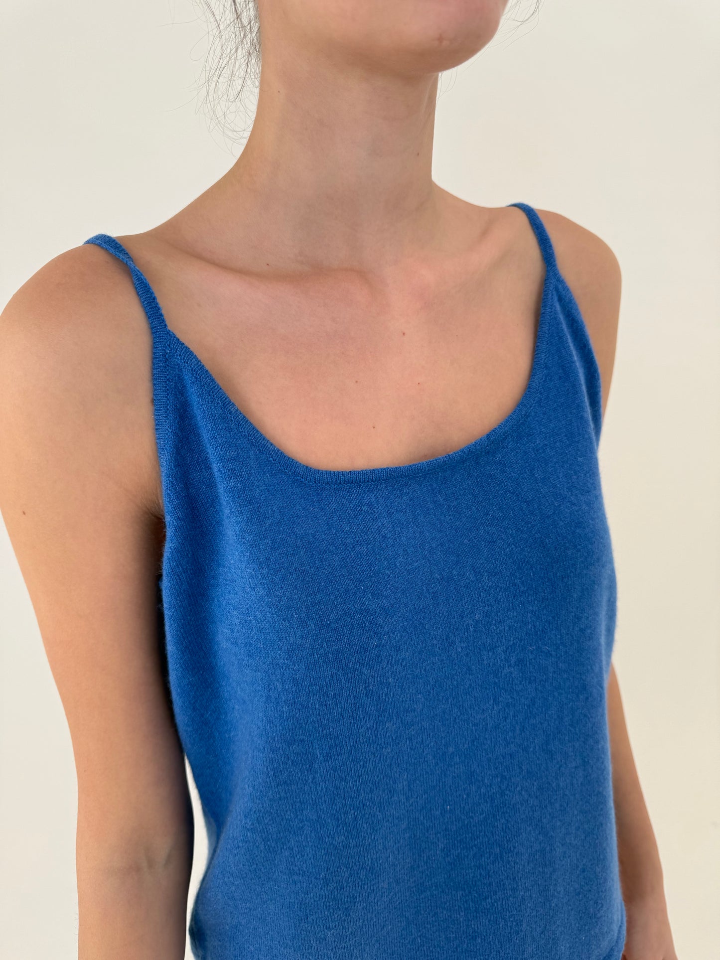 Top albastru ciel din cașmir