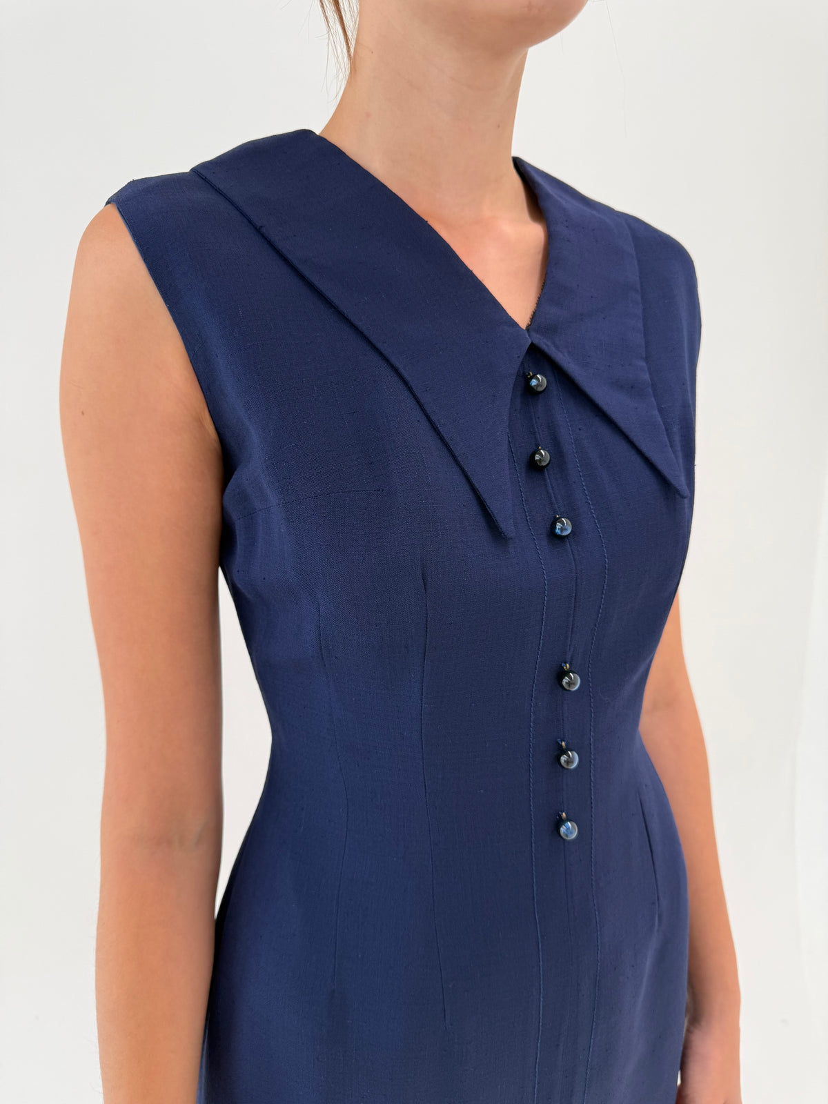 Rochie old vintage sfârșit de ani 60 din  wool crepe și ball buttons specifici perioadei